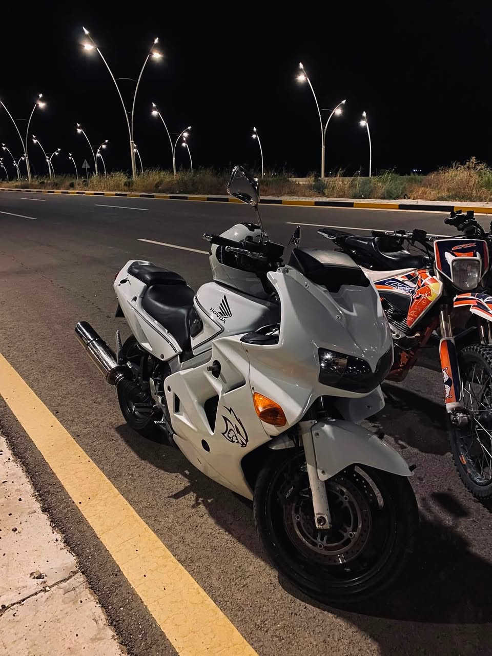 هوندا VFR
نظام ABS

مكينة بسعة800cc اربعه سلندر

الدراجة نظيفه ومعتني بيها ومكفولة مكينة وكير وضفيره ومكفولة حتى من الچفيه . الدراجة قويه بشكل وعليها ادامة كاملة 

نظام فتك ونظام متتحرك اذا ستانة متنرفع 

السعر (17 ونص وبيها مجال)

***********
