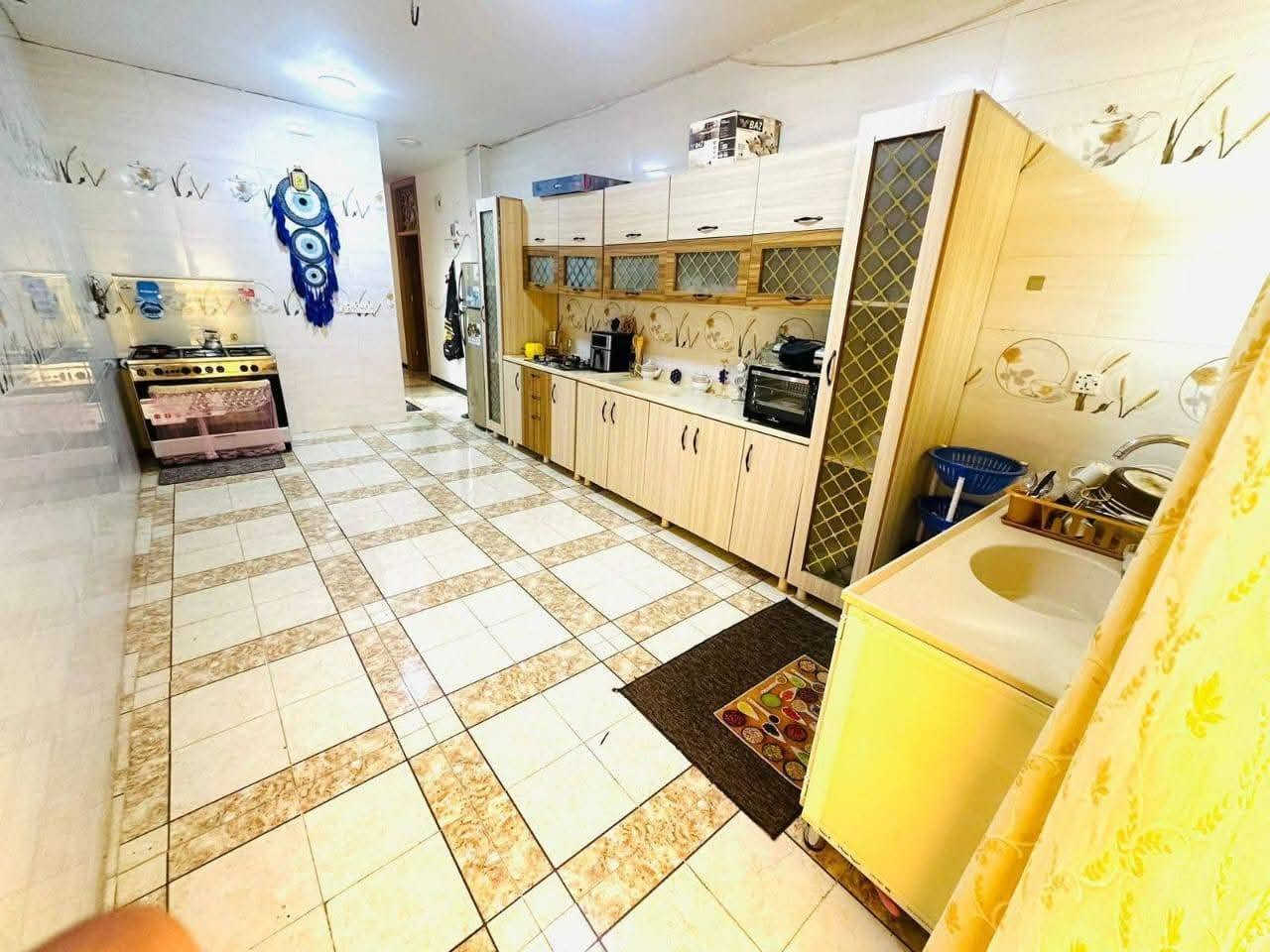 دار المساحه ٢٠٠متر غرفتين نوم وهول ومطبخ وصاله ومجمع صحيات بناء طابوك الموقع حله ورديه داخل لاستفسار *********** جنس العقار  طابو زراعي سند ٢٥ السعر ٨٠ وبي مجال
