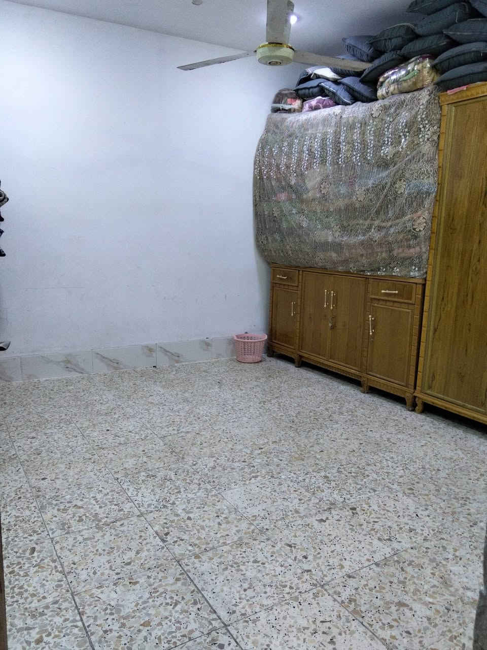 سلام عليكم بيت للبيع مساحة 150متر قاط واحد كامل بيتونة استارة اشتايكر مطبك بيت بناء جديد كامل مكمل جاهز مكانه بلحسينية مقابل جامع شهيد رائد ثاني قطعة الشارع عام بضهر تجاري شارع هادئ كامل خدمات سعر 88وبي مجال أي استفسار ***********
