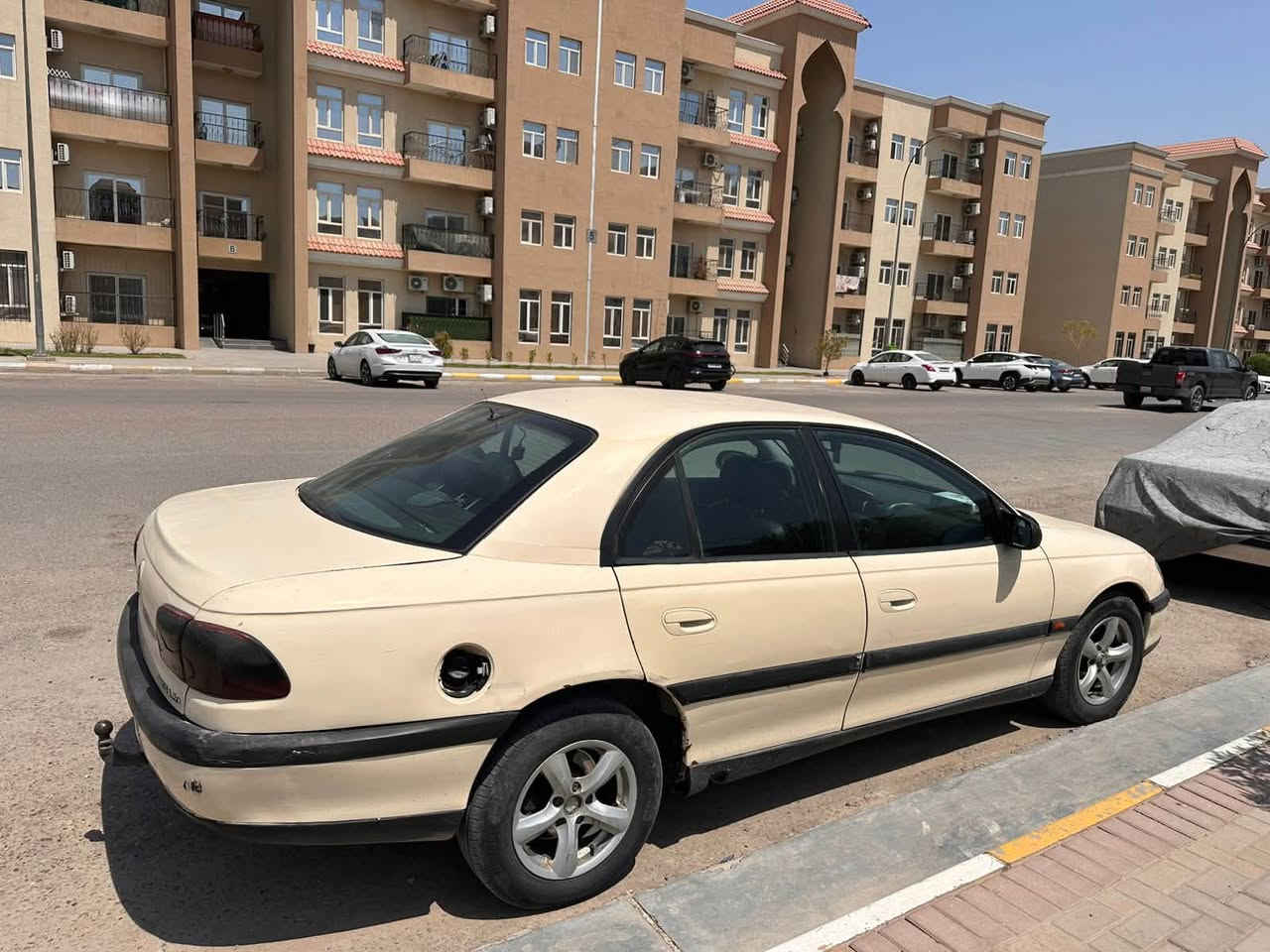السلام عليكم ورحمة الله وبركاته 
اوبل بزون موديل 1997 محرك مفتوح(قبغ اسود) 2.0 كيرها مبدل بكير ميكانيكي مو كهربائي بدون شواصي وبدون خياسات وكشنات جلد كهربائية شرط تبريد وتدفئة منظومة جديدة كامله من فريز وكمبريسر وراديتر سيارة منظومة زينون عالي وناصي كاملة مكملة مالت جناي سعرها 40 ورقة وبيها مجال عليها غرامات 200 الف تنزل من سعرها
تواصل خاص او اتصال *********** مكاني بغداد
