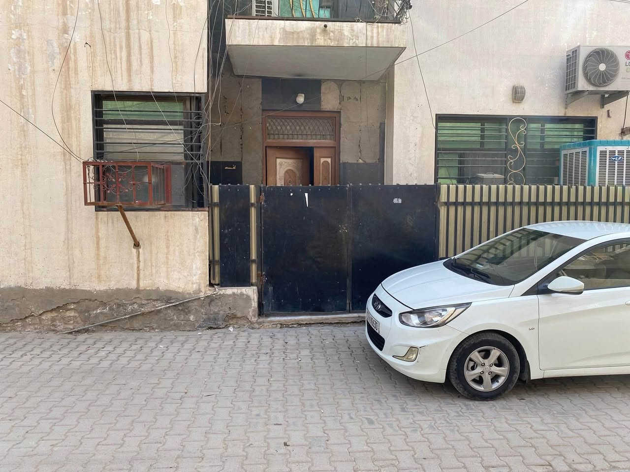 بيت للبيع الغدير محلة 706 مساحة 68 متر واجهة 10 امتار ثلاث طوابق ( هول ومطبخ وثلاث غرف نوم غرفتين سويت وثلاث حمامات ) كهرباء خصخصة للتواصل ***********
