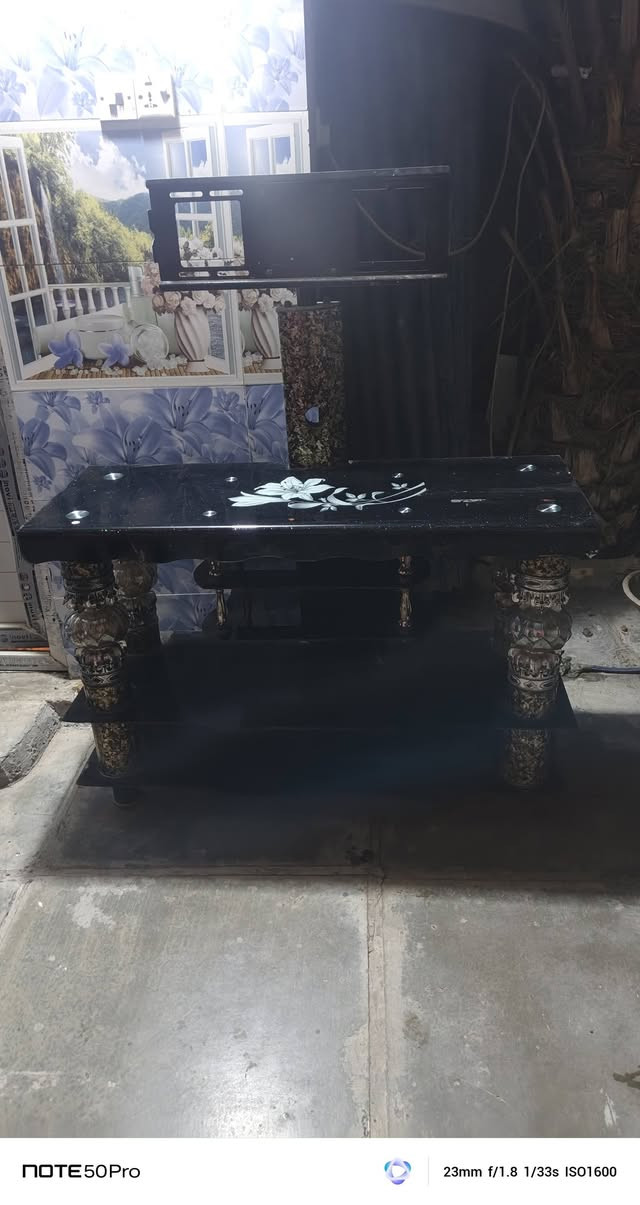 السلام عليكم زاويه ملابس وميز بلازمه نضيفات ب٥٠الف بغداد البنوك ***********
