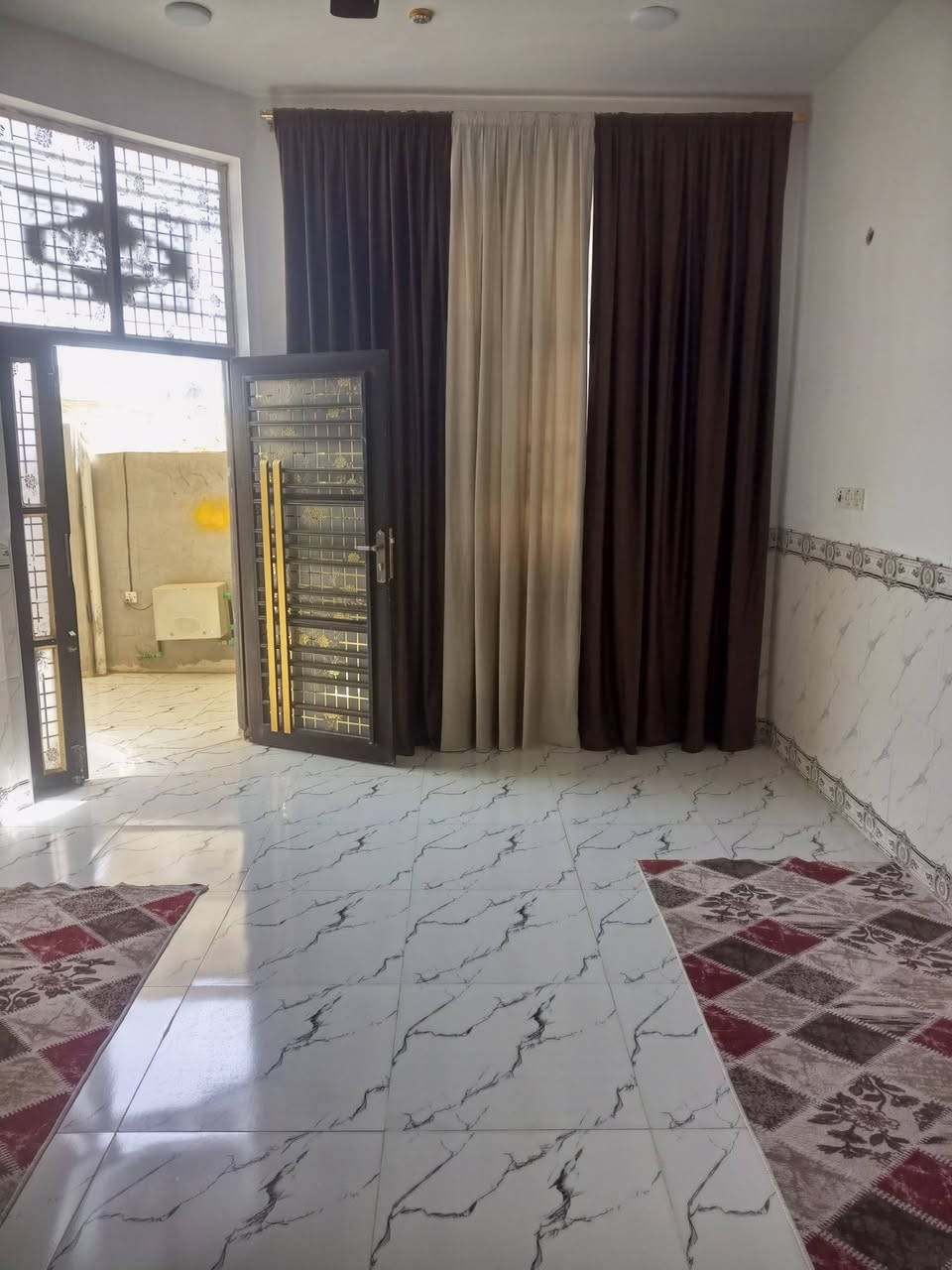 السلام عليكم بيت للبيع المساحه 150 
العنوان حي الاصدقاء قرب مدرسه كميل 
سنه البناء 2024
بناء طابوق السقف صب مركزي 
الستفسار الاتصال على الرقم ***********
