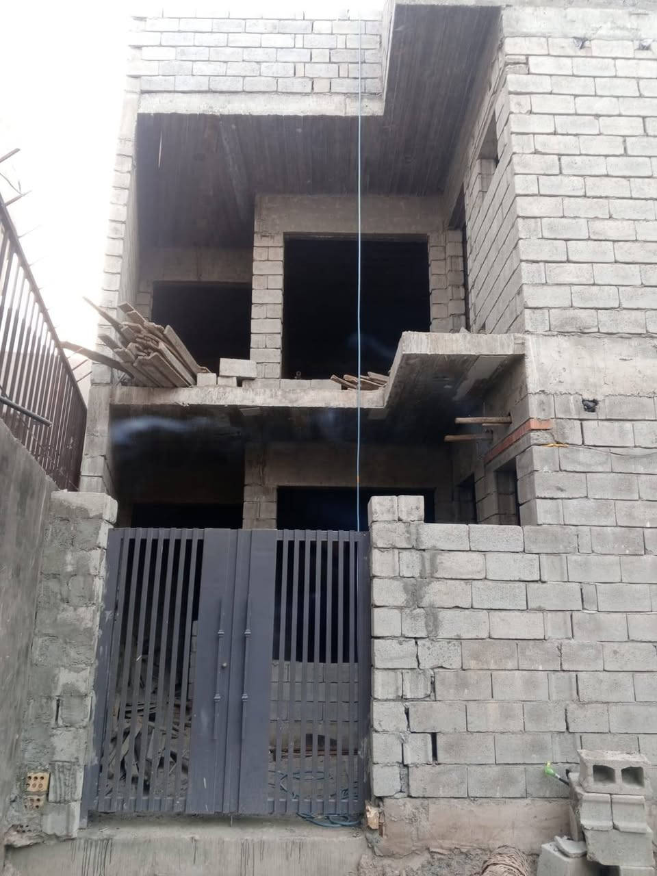 بيت هيكل للبيع يبعد عن الكورنيش تقريبا 60 م يحتوي على أربع غرف وثلاث حمامات بالاضافة الى الاستقبال والمطبخ المساحه 160 م للاتصال. ***********
