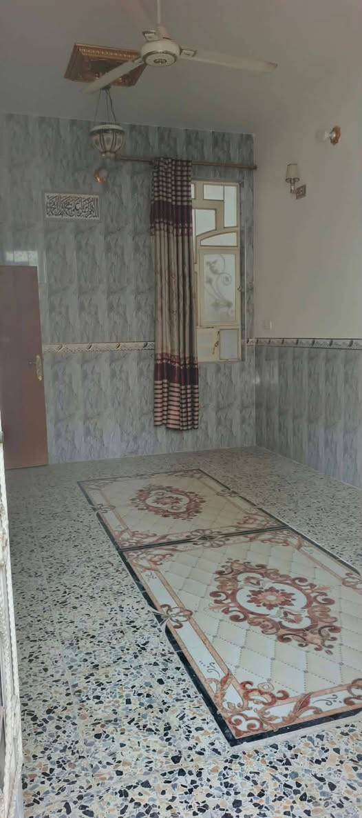 بيت للايجار 100 متر 
نجف حي النداء شارع المكاتب مقابل عمود 36 وتنزل 
قرب موقف الكيات..
يحتوي على غرفة وصالة ومطبخ واستقبال وصحيات..
البيت جديد كاشي وسيراميك..
البيت شبه مؤثث..
يحتوي على كاونتر وسخان وخزان..
سعر الايجار 250 الف اي استفسار خاص
