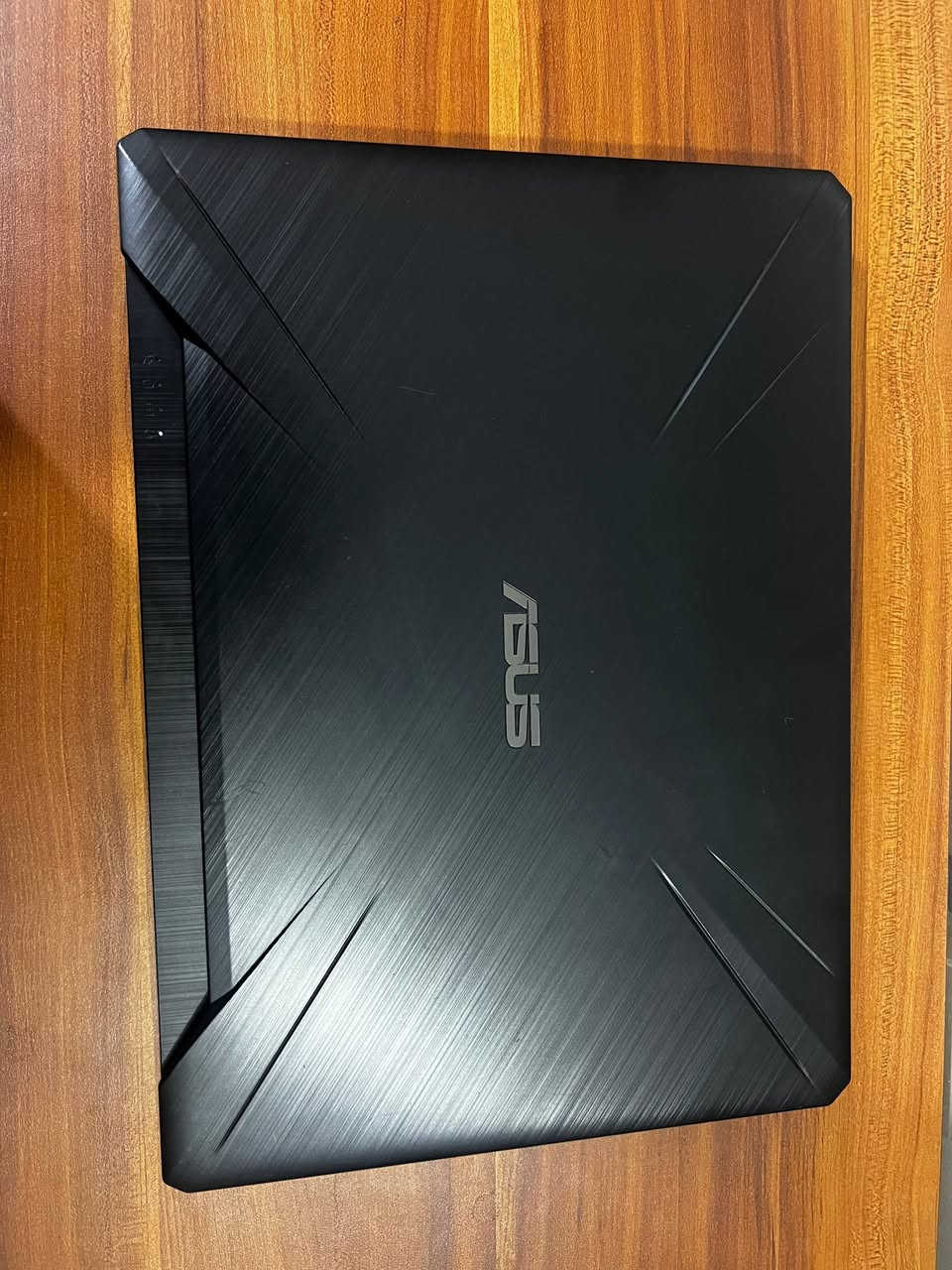 للبيع: لابتوب ASUS TUF FX505D بحالة ممتازة جداً ونظافة عالية 💻🔥

لابتوب ألعاب وتصميم مواصفاته ممتازة ومعدّل ليعطيك أعلى أداء مع  البرامج الثقيلة، خصوصاً مع طفرة أسعار الرامات الحالية، اللابتوب يجي بحجم ذاكرة ضخم!
المواصفات الفنية:
المعالج: AMD Ryzen 5 3550H (معالج قوي للألعاب والعمل)
الذاكرة العشوائية (RAM): 32GB Kingston DDR4 (سرعة عالية - ممتاز جداً لصناع المحتوى والبرمجة والـ 3D)
كرت الشاشة: NVIDIA GeForce GTX 1050 (3GB VRAM)
التخزين: 512GB SSD (سريع جداً للإقلاع والبرامج)
الشاشة: تردد عالي وإضاءة ممتازة
الحالة: نظيف جداً واستخدام حشيم، كيبورد وقطع كل شيء شغال 100% وبدون أي مشاكل أو عيوب.
📌 المرفقات: الشاحن الأصلي الكارتون والاوراق كاملة
📍 المكان: النجف / الكوفة 
💰 السعر: [600 الف دينار ] 📩 للتواصل والاستفسار يرجى المراسلة على الخاص أو الاتصال على الرقم: [***********].
