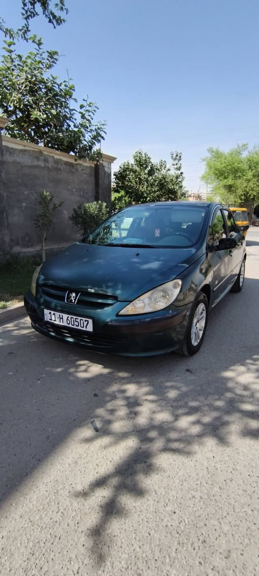 بيجو فرنسي 307 موديل 2005  رقم بغداد إنكليزي سنويه  لغاية 2030 بسمي السياره جارده.. وبيها ضربه على البارد الباب الخلفي جهة السائق محرك وكير حاويه .تبريدها خير من الله ثلج+ تدفئة بيها منظومة غاز حكومية 40 لتر..تخم تاير حتى السبير جديد بعده مانازل الگاع..وعدة متكامله.. الداخل على الابلاد.. مكانها بغداد الشعب.وسعرها 41 او مراوس 7 راكب/..***********..
