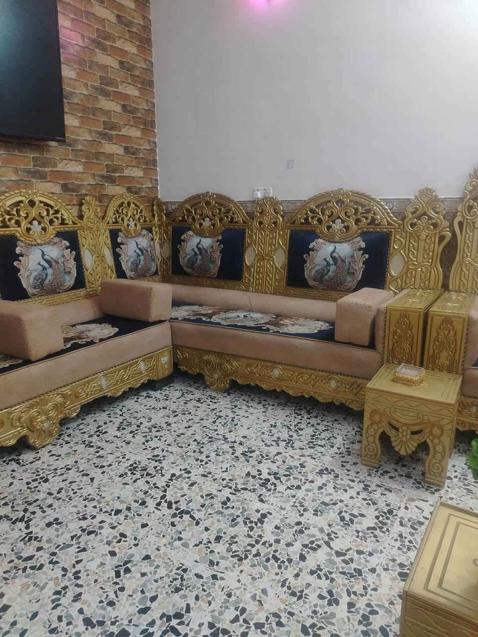 ديوان شغل حطاطه ضخم  22مقعد5طبلات 4 صغاروحده كبيره اخو الجديد 
السعر مليون و٦٠٠
العنوان التأميم قادسيه الثانيه
الشراي يتفضل على الخاص لطفاً 
مندوبة اغراض الي عنده اغراض يريد يبيعها يدزلي عالخاص أبيعها لكم بعمولة مناسبة
