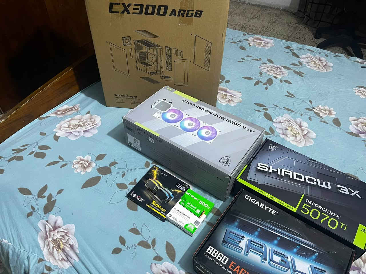 سلام عليكم حاسبه فول بس كيس مواصفاتها

الكيس: ANTEC CX300 ARGB WHITE
 لوحة الأم: GIGABYTE B860 EAGLE WIFI6E
 المبرد: MAG CORELIQUID A13 360 WHITE ST
 المعالج: INTEL ULTRA 7 265KF ST
 الذاكرة العشوائية (RAM): LEXAR 16GB 6000 RGB
 كارت الشاشة (GPU): MSI RTX 5070TI 16G SHADOW 3X OC
 التخزين (Hard): WD GREEN M.2 500GB SN3000
 مزود الطاقة (Power Supply): THERMALRIGHT TG 1000 WHITE GOLD PCIE5
وندوز 11 برو مفعل الحاسبه جديده جدا وتره اشتريتهه رايدهه 3100000ثلاثه ملايين و100الف بيهه مجال جدا بسيط اخوان كلشي موجود بالسوك هاي القطع مختارهه بعنايه 
مامتواجد هواي علا الفيس 
***********
