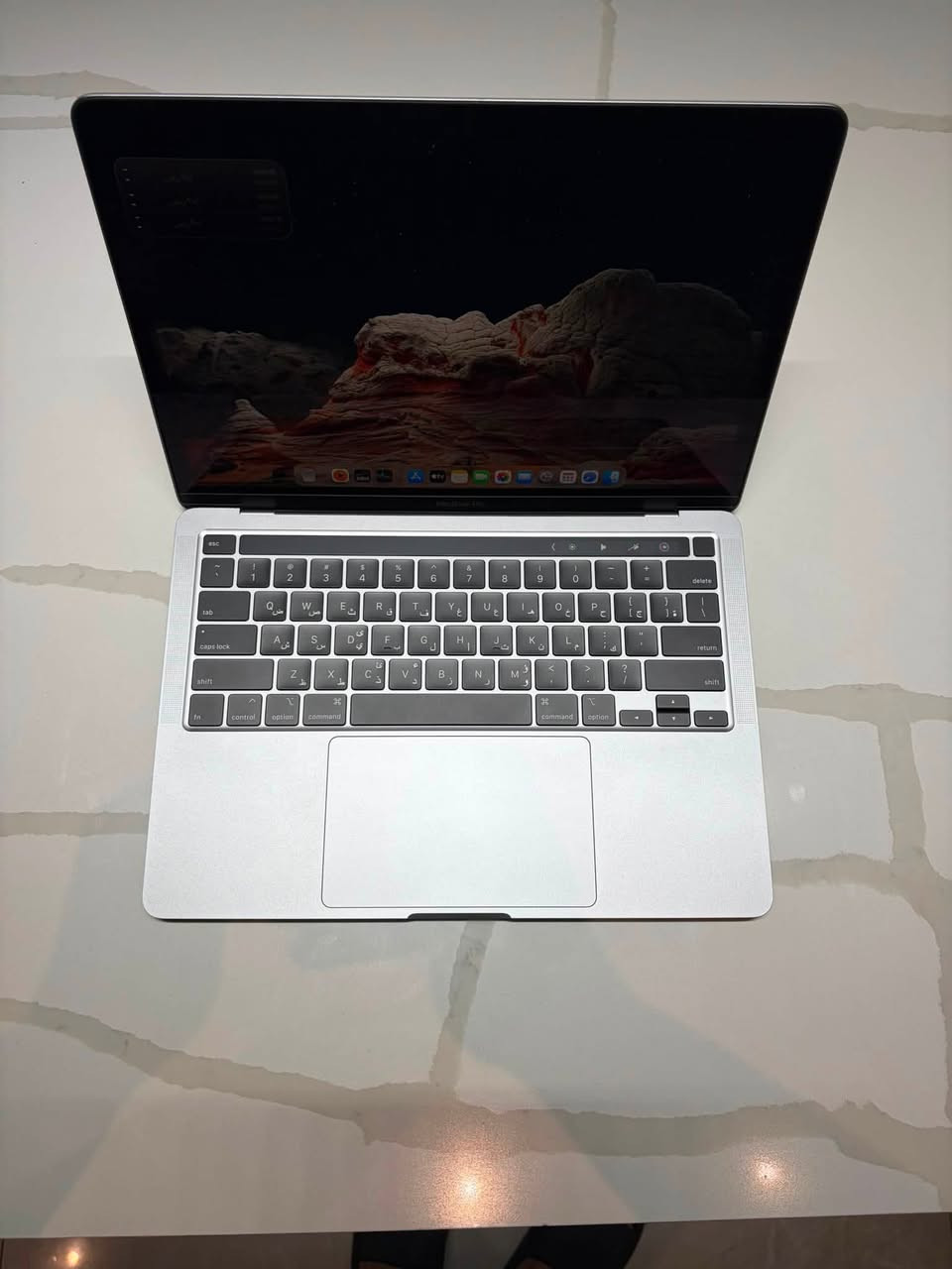 🔥 للبيع: ماك بوك برو (MacBook Pro) بحالة ممتازة ونظيفة جداً 🔥
المواصفات 
 المعالج: Intel Core i5 رباعي النواة بسرعة 2.0 GHz
 الذاكرة العشوائية (RAM): 16 GB LPDDR4X (سرعة 3733 MHz)
 كرت الشاشة: Intel Iris Plus Graphics 1536 MB
 التخزين: SSD بسعة 500 GB (المتاح منها حوالي 467 GB)
 الشاشة: شاشة Retina مدمجة بمقاس 13.3 بوصة 
 لوحة المفاتيح: كيبورد إنجليزي/عربي مع شريط Touch Bar وبصمة Touch ID
حالة البطارية والجهاز:
 عدد دورات البطارية (Cycle Count): 366 دورة فقط
 حالة البطارية: عادية (Normal) وتعمل بكفاءة ممتازة
 الحالة العامة: الجهاز نظيف جداً وخالٍ من الخدوش أو الصدمات، واستخدام راقٍ وحذر (كما هو موضح بالصور).
الملحقات:
 [كفر حمايه مات و الشاحن الأصلي]
السعر المطلوب: 650 الف 
مكان المعاينة/التسليم: [ بغداد حي الجامعه ]
للتواصل: [***********]
مراوس ب m3 او m4
