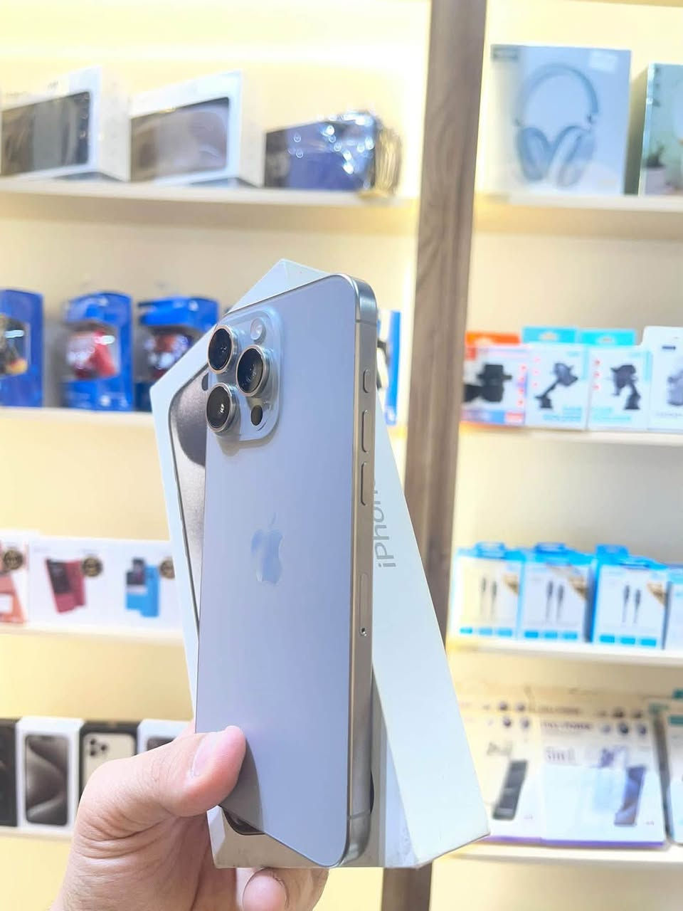 > iPhone 15 Pro Max 256GB - تيتانيوم
> مبدل شاشة اصلية وكالة True Tone شغال ✔️
> بطارية 87% - بدون كارتون
> السعر 800 الف وبي مجال
> كربلاء - تواصل خاص+ ***********
