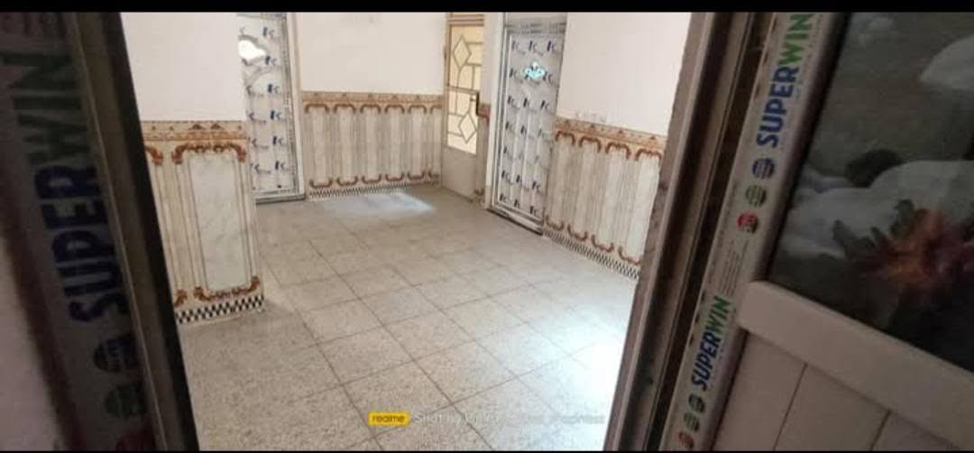 السلام عليكم
شقة طابق ثاني مساحة 120 متر للإيجار 
تتكون من 2 غرفة نوم ومطبخ وهول وصحيات 
بالاضافة الى سخان وماطور ماء منفصل وكاونتر.

مكان الشقة حي النصر - شارع مفروشات الشاكرين 
سعر الايجار الشهري 350

للتواصل 
***********
***********
