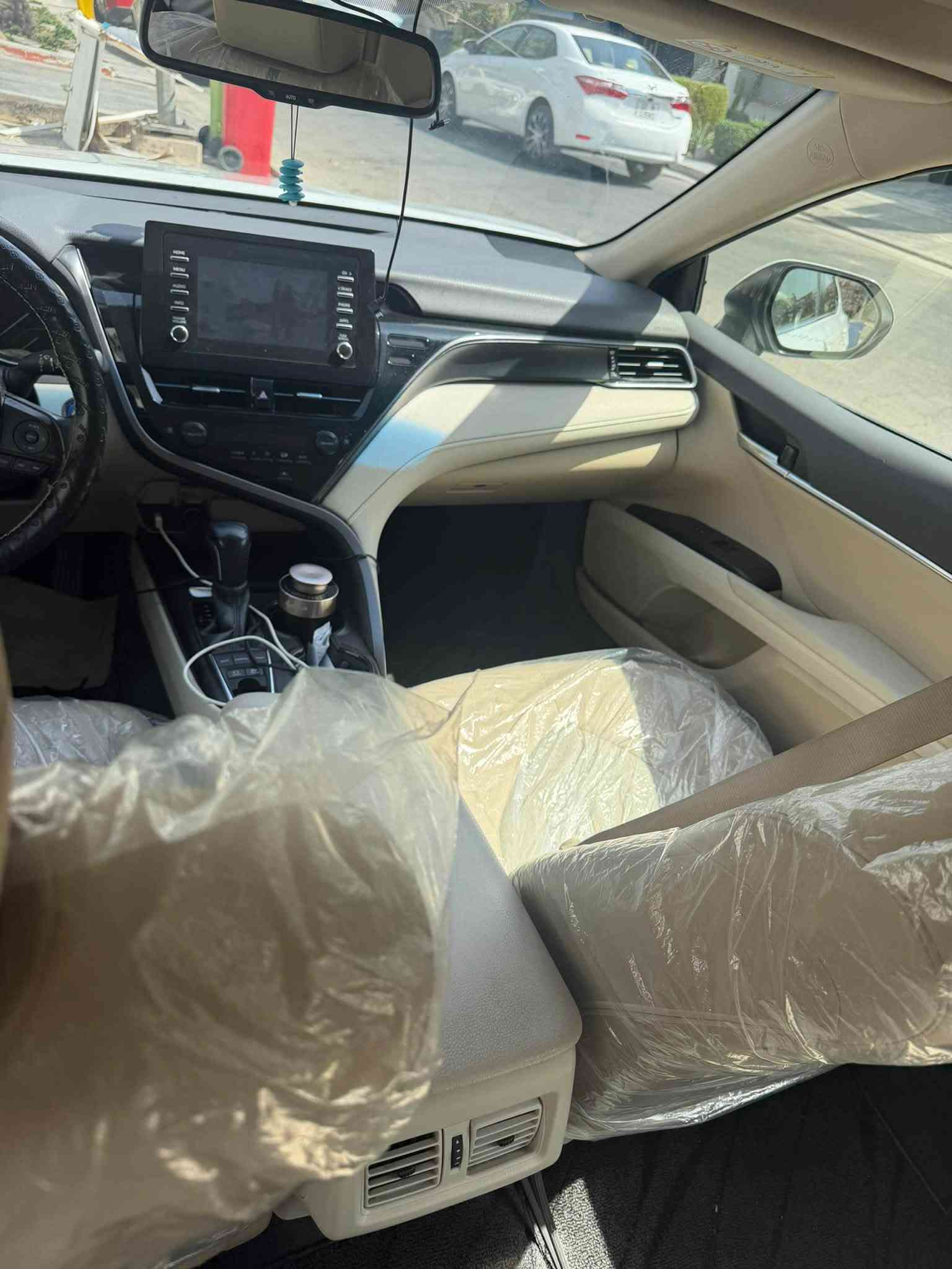 كامري ٢٠٢٤ Gle  فول موصفات وكالة عبد اللطيف مكفولة من الصبغ والتبديل فقط بارد بسيط بالباب الامامي والخلفي رقم بغداد ماشية ٤٠ الف جديدة جداً بحالة الوكالة بعدها السعر ٢٣٥ التواصل ***********
