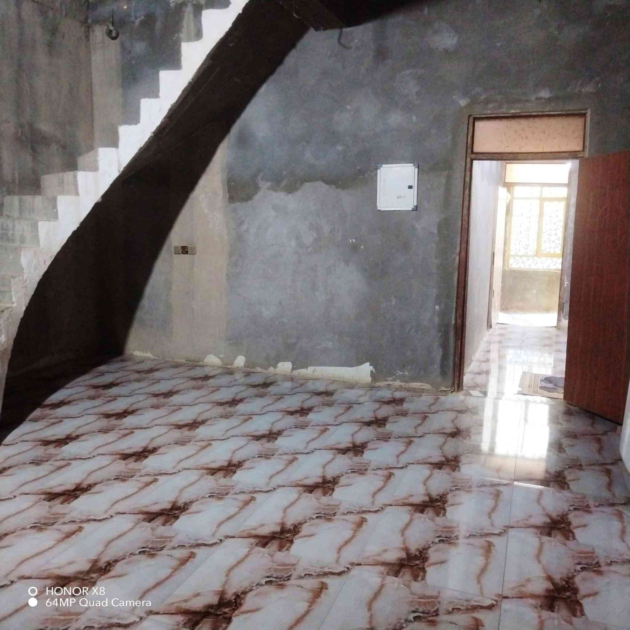 بيت زراعي البيع مساحه 200م
طريق سوك  العكيكه بستان ال طعيمه قرب للشارع لعام محتوياته غرفتين وصاله واستقبال وديوانيه ومطبخ وصحيات وترك ومنور بناء جديد بلوك كهربائي رباطات عوزه بس بورك  بيتونه وارضيه ديوانيه هاذا رقمي *********** السعر44 وبي مجال شراي بسيط جداً

نص مكتوب في الصور:
- HONOR X8 64MP Quad Camera
- O HONOR X8 64MP Quad Camera
- HONOR X8
- 64MP Quad Camera