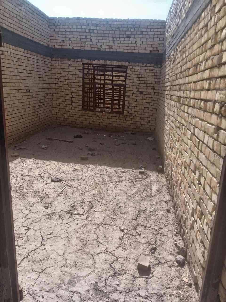 السلام عليكم بيت هيكل واصل العكادة بحي زهراء غرف ٢ براني مطبخ وصاله وصحيات ***********
