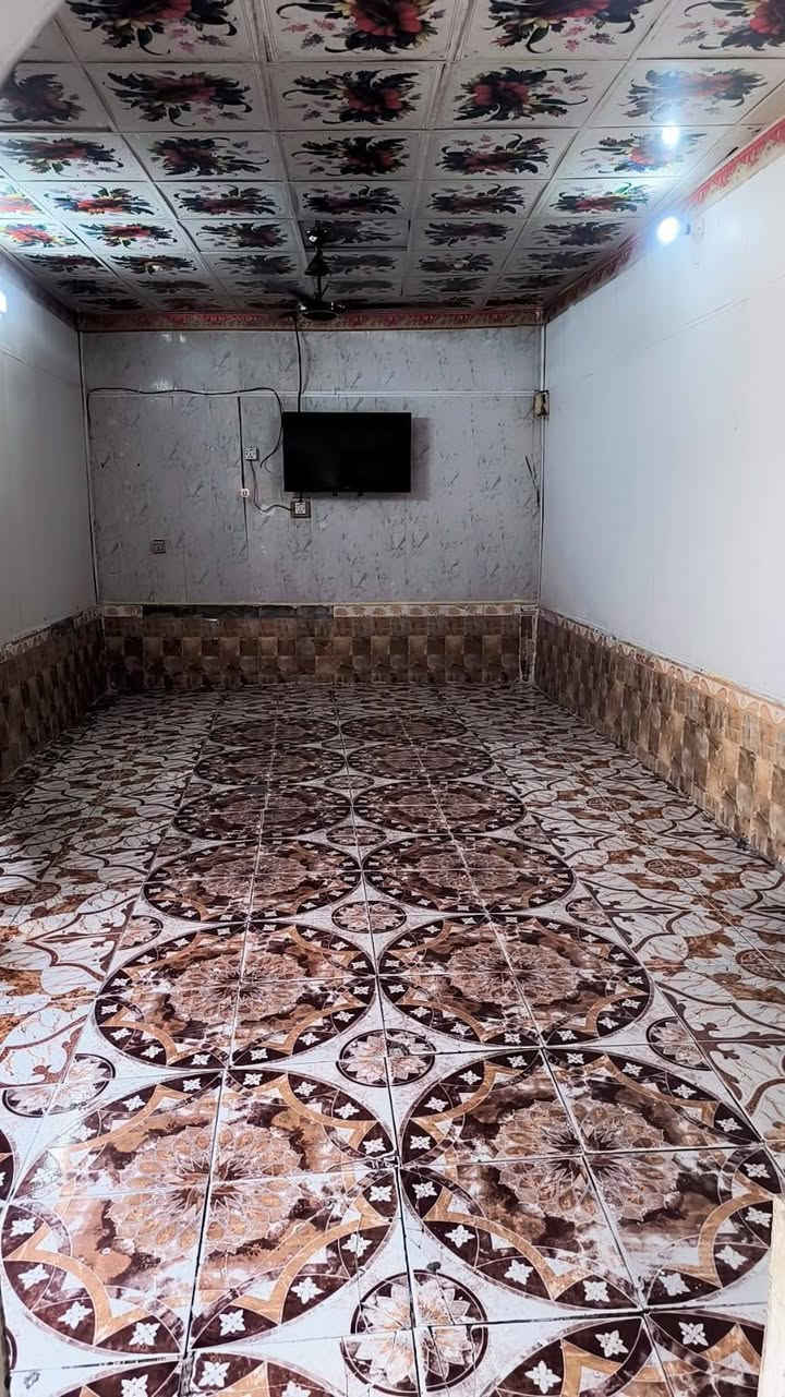سلام عليكم بيت زراعي سند 25 بي وصل من البلديه مساحه 250  بي غرفتين وصاله وستقبال وطارمه جبيره  وصحيات ومطبخ حار وبارد ومخزن  السطح شتايكر العنوان حي الامين الثالثه   سعر 28وبي مجال ***********
