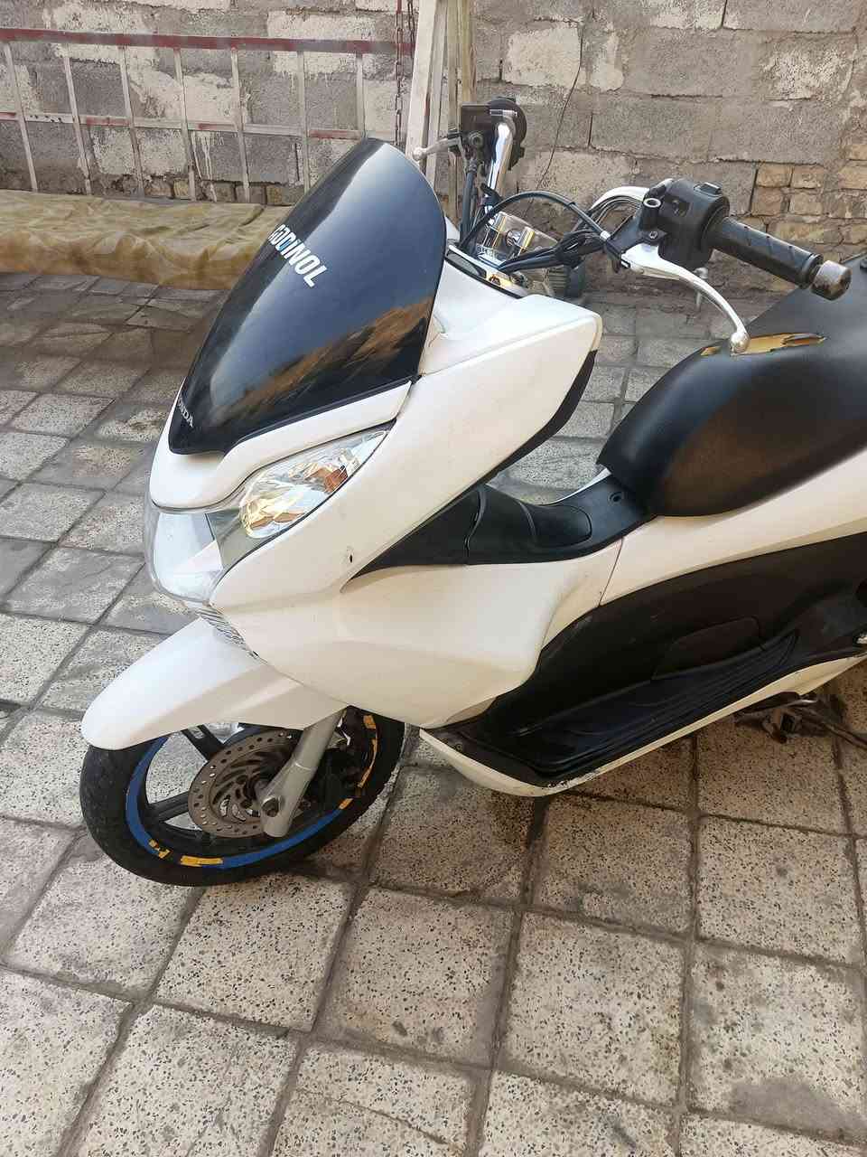 السلام عليكم pcx جيل الاول ياباني مكينه 150
دراجه نضيفه ماشيه 44 الف دراجه كامله 
مكينة مكفوله برغي ما مفتوح بيه 
نقصه واير كيلومتر بس كهربائيات كله شغاله 
اي نقص مابيها كفرات اصليه نضيفه 
عارضه ب1300 وبيه مجال مكاني الشعله 
الشراي يتصل ***********

