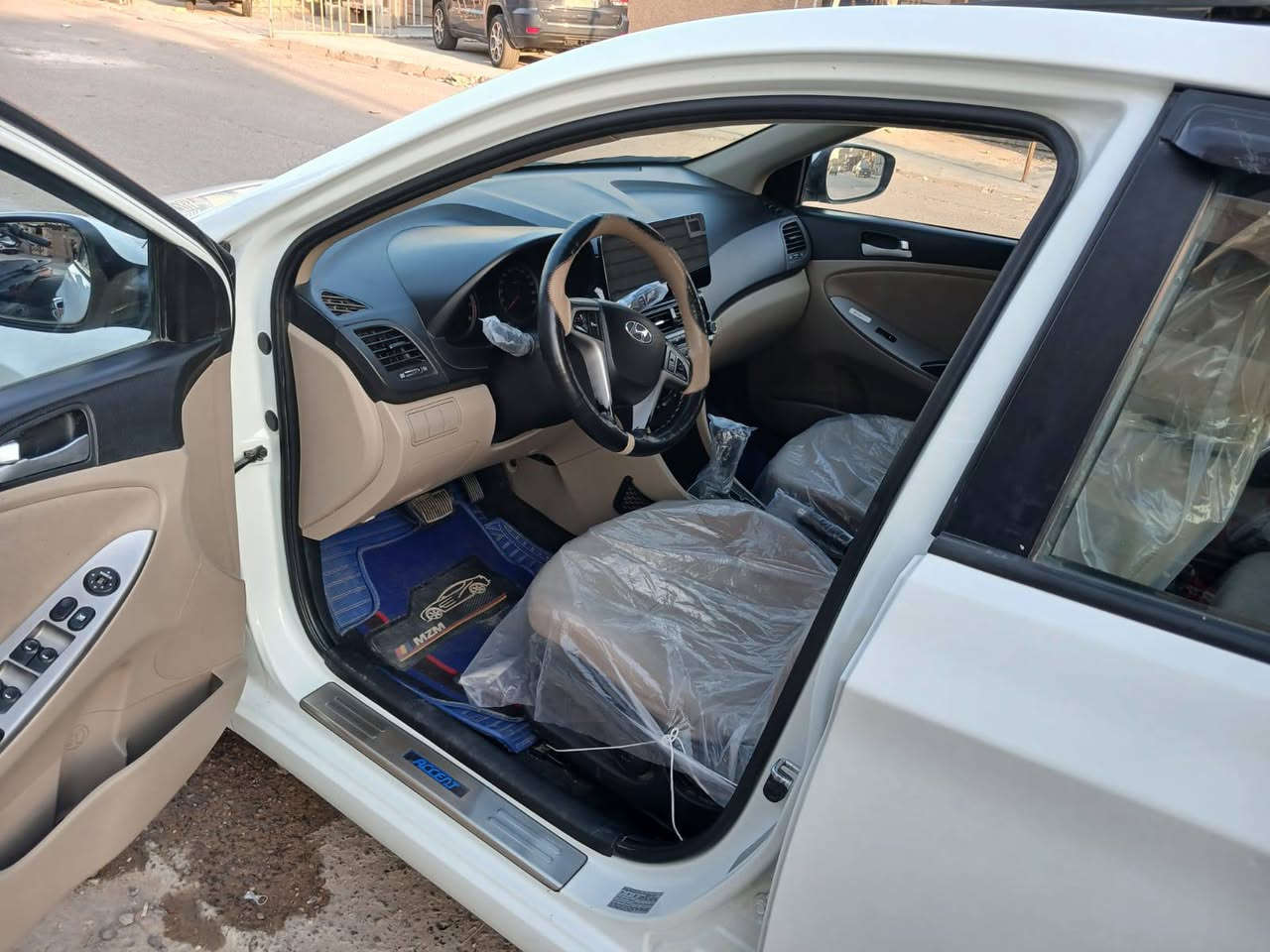 السلام عليكم 
اكسنت موديل ١٦
فول مواصفات فتحه سقف 
محرك ١٦٠٠
السعر ١١٠
بدون ضبغ سونار موجود بل منشور 
هذا رقم صاحب السيارة مكانك بغداد 
***********
