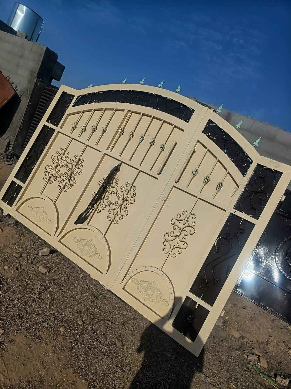 باب حوش خارجي جديد قياس ٤ متر  سعره ٤٥٠ الف مع ملحقاته
باب حوش سلايت لون تبني قياس ٣ متر وربع حديد ثكيل وتكمة شغل كركوك سعره ٣٥٠ الف مع ملحقاته
مكان تكريت البوعجيل
للاستفسار ***********
