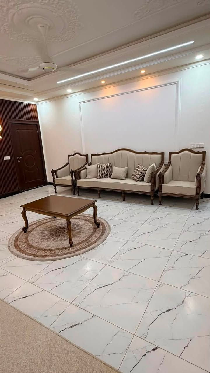 مجمع الرواد • طابق ونص • ٢٤٠م