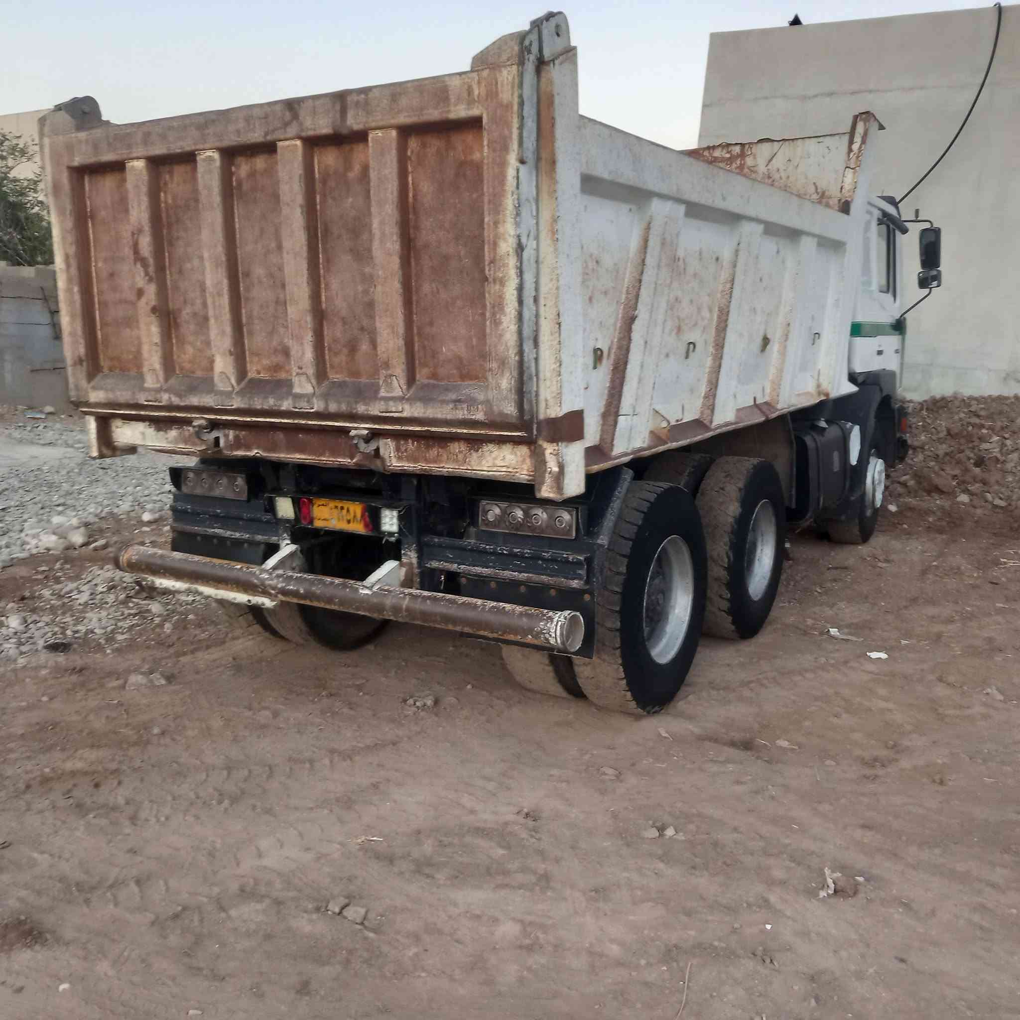 MAN   2002
مەکینەی 414   تازە تەشفیت  

مەجموعەی   نیو جێف  

گێڕی کڕەی تیایە 

پەمپی گازی تازە تەشفیت 

ڕیتایدەرە     

2  جوت تایەی  لۆکە ئەوانی تری نیوەن   

هەو گیانی بەشەرت    

بەس گێری نەبێ   

ئاڕمی  هەولێرە
***********
