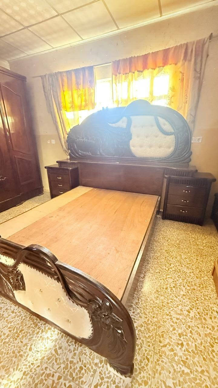 غرفة نوم خشب ثقيل فصال عندالنجار نظيفة جداً وملحق داخلي للبيع
للتواصل خاص ***********
