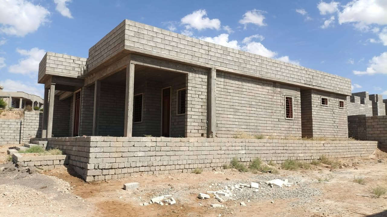 سلام عليكم بيت هيكل للبيع مساحه البيت 250 متر مساحه الأرض 1000 متر كافة الخدمات و يرهم مدة و معا كفيل و السعر تصل ***********.   *********** و ملاحظة البيت مكان الجميلة السياحة
