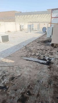 عامل تنظيف • أرضية