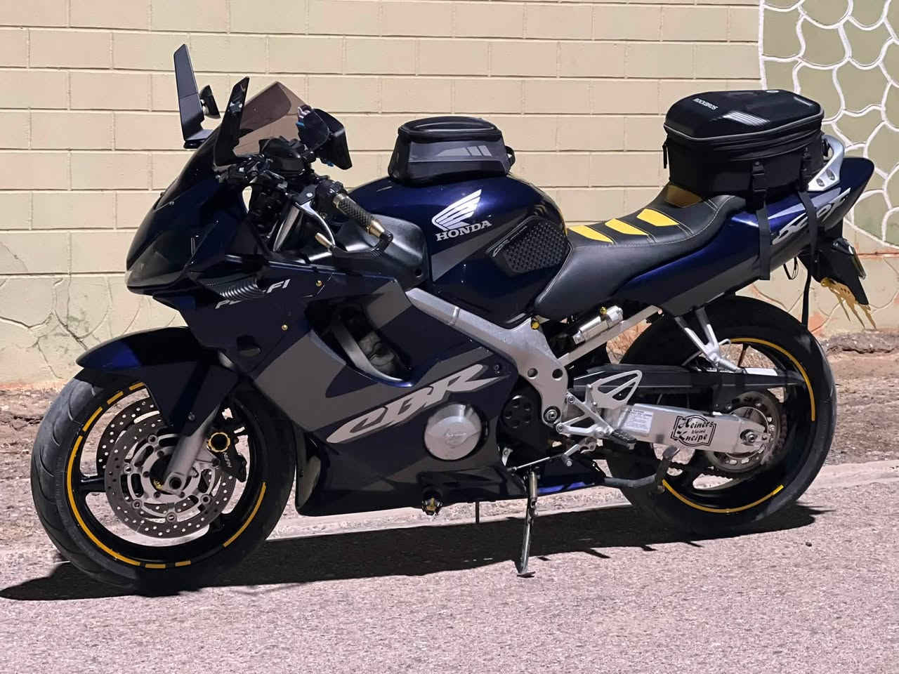 دراجة هواند 600 cbr لون حبري بدون رقم بدون اوراق مكفولة انتربول او طلب او عشائرياً او سرقة
مقاطع كاملة للدراجة و للغراض موجودة الي مهتم يتواصل  
2006 
كفالة عامة من التاير للتاير 
على وضع الشركة ماشية 10 تالاف اخت الزيرو 
عليها اضافات هواي 
جنط ثنين مغناطيس قوي و ثانية مشدودة بالكشن 
مري h2 كاربون  + مري الكاربون + مري الدراجة موجودة 
زعانف كاربون 
يدات الاصلية موجودة مغيرها بلون ذهبي 
واقيات يد خارجية كاربون مطعم بذهبي 
الكشن مدوشم بلون اصفر 
قاري فولتية 
ستاند مانع اهتزاز
شاشة دراجة 
قاعدة رقم خلفي لايت 
سلايدرات زوجين 
كزوز رياضي وياها sc 
وكزوز الي عليها رياضي كاربون مع كاتم 
الغراض الي خارج الدراجة تاخذها من تشتري الدراجة 
كامرة سبورت 1080 + مري الدراجة الاصلية + يدات الدراجة الاصلية + سلايدرات زوج ذهبي + لواصق ويل + مساعد ستيرن ذهبي + ستاند متحرك حر + اشاير + كزوز sc + ستاند تلفون رگبة + الخوذة gike مع كامل الملحقات + قبضات تانكي ثنين ذهبي و ازرق 
الدراجة نظيفة بمعنى الكلمة ومابيها اي مشاكل تجي تجيب وياك الف فيتر تفحص و تفحص طلعات محافظات 

مكان الدراجة الانبار 
السعر على الرقم 
واتساب ***********
اتصال ***********
تاخذ الدراجة تفحص وين ما تروح و تخابرني اي مشكلة بالدراجة فلوسك ترجع لك 
سبب البيع الدراجة ما جاي استخدمها لان اخذت سيارة

