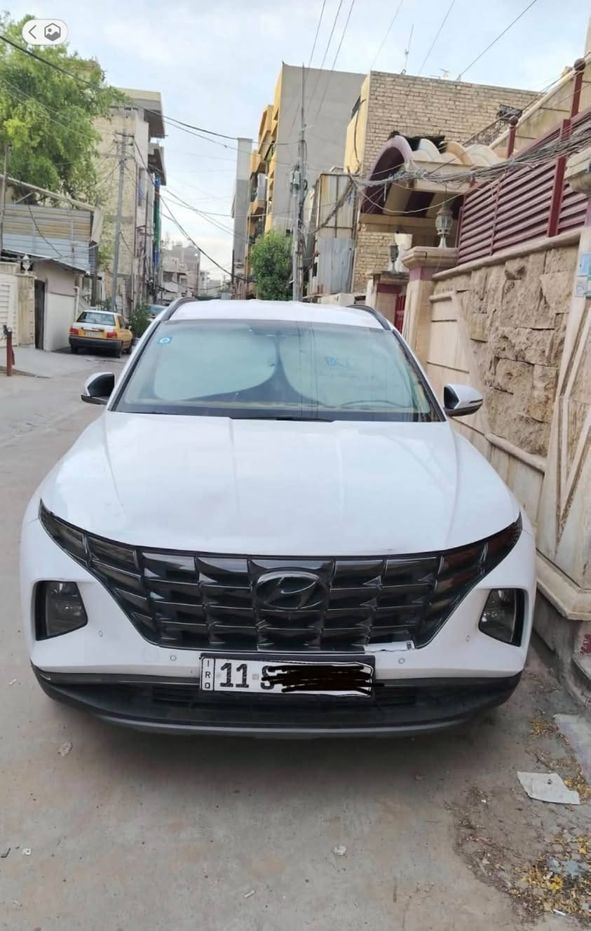سلام عليكم لبيع توسان موديل 2023 خليجي السياره جديده عدا ضربه بالبنيد بسيطه و ما مصلحها تشوفها بعينك و بيها طخه شبر الباب خلف السائق مصلحه و كامله ماشيه  60 الف السياره رقم بغداد بأسمي  تحويل مباشر 
السياره فوول مواصفات عدا فتحة سقف السياره جديده واكفه بالباب و نشغلها كل 10 ايام نص ساعه و بيها سونار و روح افحص وين ما تريد السياره محرك و كير و كهربائيات كله فوول 
مكاني بغداد الكراده داخل و على شرط تشتري تسوي مكاتبه مروريه و تحول ب اسمك لان ما نتحمل مسؤوليه تبقى ب أسمنا 
 السعر 168 ورقه قفل من الاخير بدون اي عمله تفيدك خابر و تعال جوه هذا السعر ما ترهم  
الاستفسار ***********

نص مكتوب في الصور:
- 3 من 4