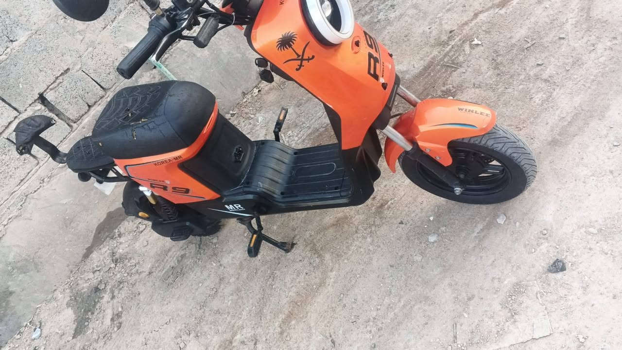 دراجه شحن لبيع كهربائياته شغله بيه بطاريات تعبانه السعر ٣٠٠ وبيه مجال قليل مراسله واتساب *********** البصرة, العراق

