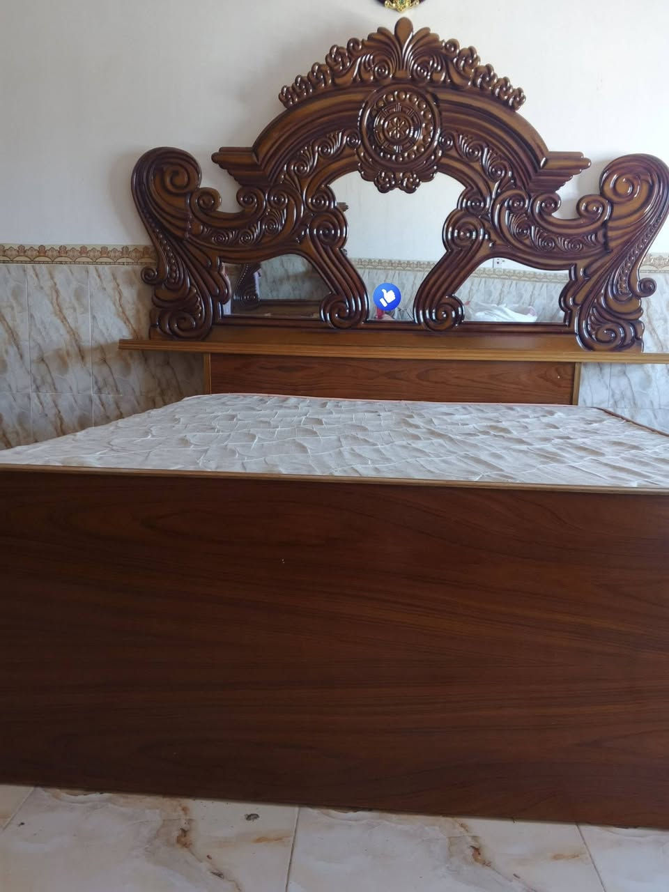 السلام عليكم ورحمة الله وبركاته مكلف بالنشر غرفه خشاب للبيع طبعن الغرفه نجاره مو سوكي والغرفه نضيفه فول رقم صاحب الغرفه ***********
