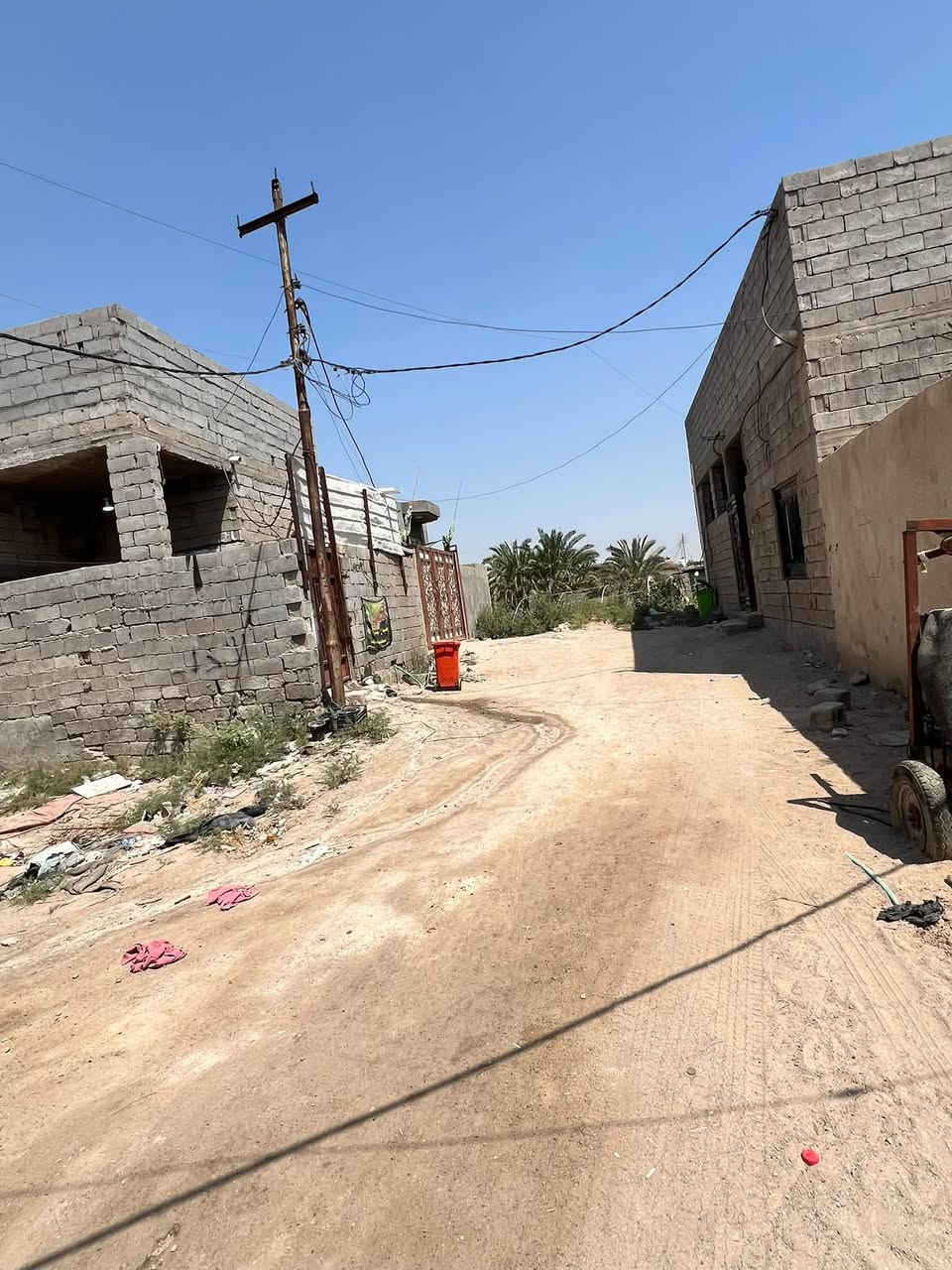 سلام عليكم كل ما هوا جديد في العقار في البصرة قضاء ابي الخصيب يتوفر قطعة في شارع باب عباس قرب دائرة الكهرباء في باب طويل خمس دقايق عن شارع التبليط الرئيسي قطعه 200 متر  نزال 20 متر واجه 10متر عرض الشارع 7 امتار طابو زراعي عراقي بأسمنه صرف سعر 29 وبيه مجال ورقم الهاتف ***********

