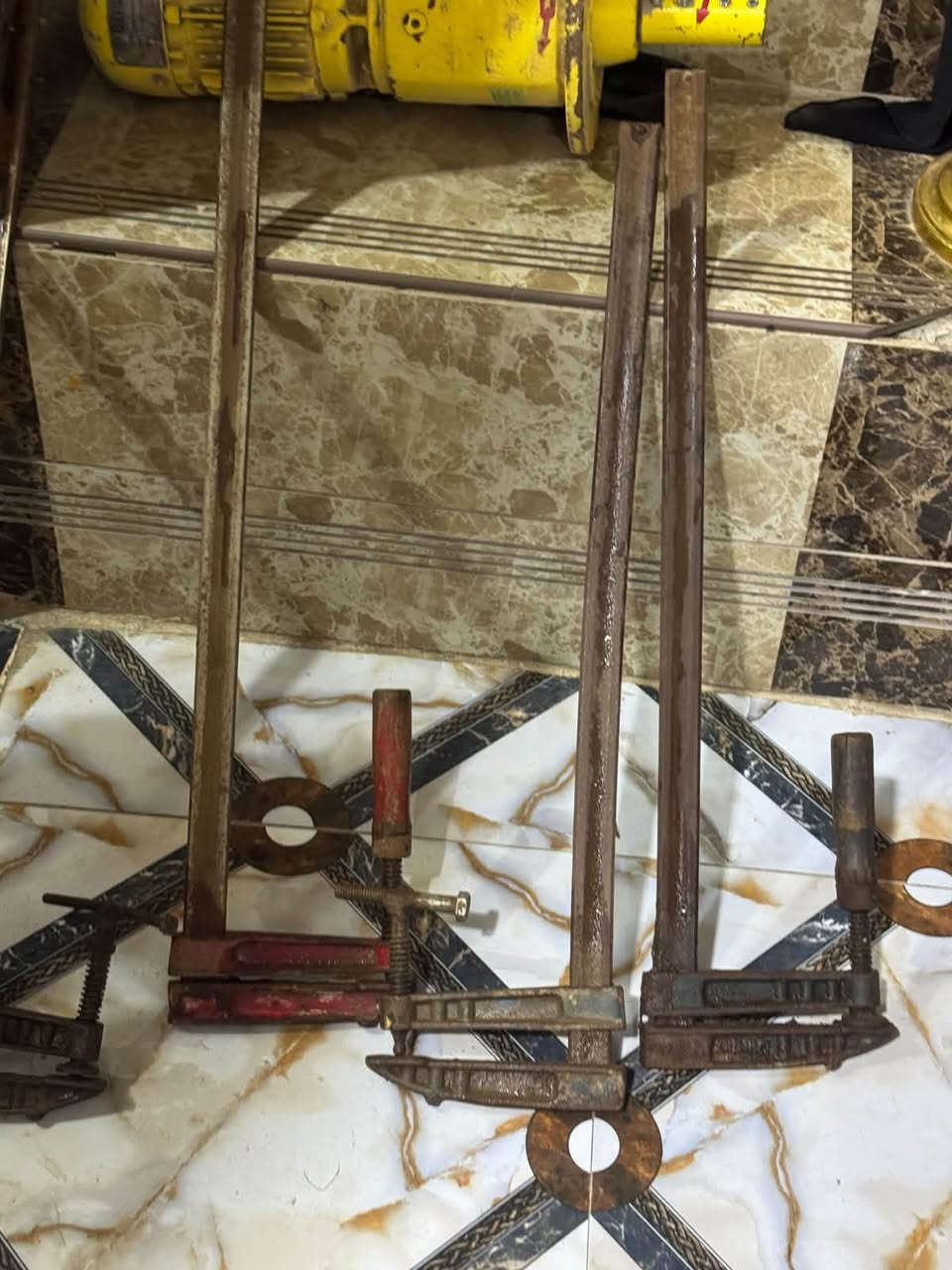 السلام عليكم مكينه نجاره ثري فيز دبل ومنشار رنده ودرين وفريزه كلهن شغالات المكينه جاهزه 
-----------------------------------
ماطور مضخه ماي ما مشتغل ابد للبيع
------------------------------------
كتر قاطوعه حديد ريشان للبيع
--------------------------------
فخات حديد ريشان الاصلي
نضيفات وحجام من متر لل60سانتيم

 العنوان الشطره  للتصال             📞***********
