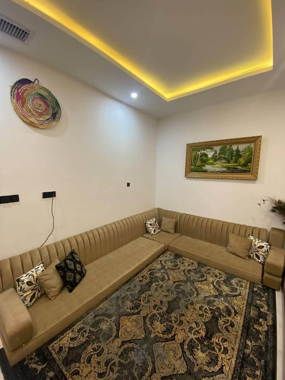 گعدة ارضية (ديوان) مصنوع من خشب و اسفنج
مالتها اصلي
قياس ٢٤٠ سم ب ٣٤٠ سم
صناعة يدوية (نجار) ب ٧٠٠$ ويباع ب ٣٠٠$ واكو
مجال ..
دانيشتنى عەردى (ديوان)له دار و ئيسفەنج و
قوماشى ئه سڵى دروست كراوه لەلاى نه جار به
٧٠٠$ دروست كراوه
به ٣٠٠ $ ده فروشى مجاليشى تيدايه
قياس ٢٤٠*٣٤٠ سم
رقم موبايل ***********
اربيل / روناکی
