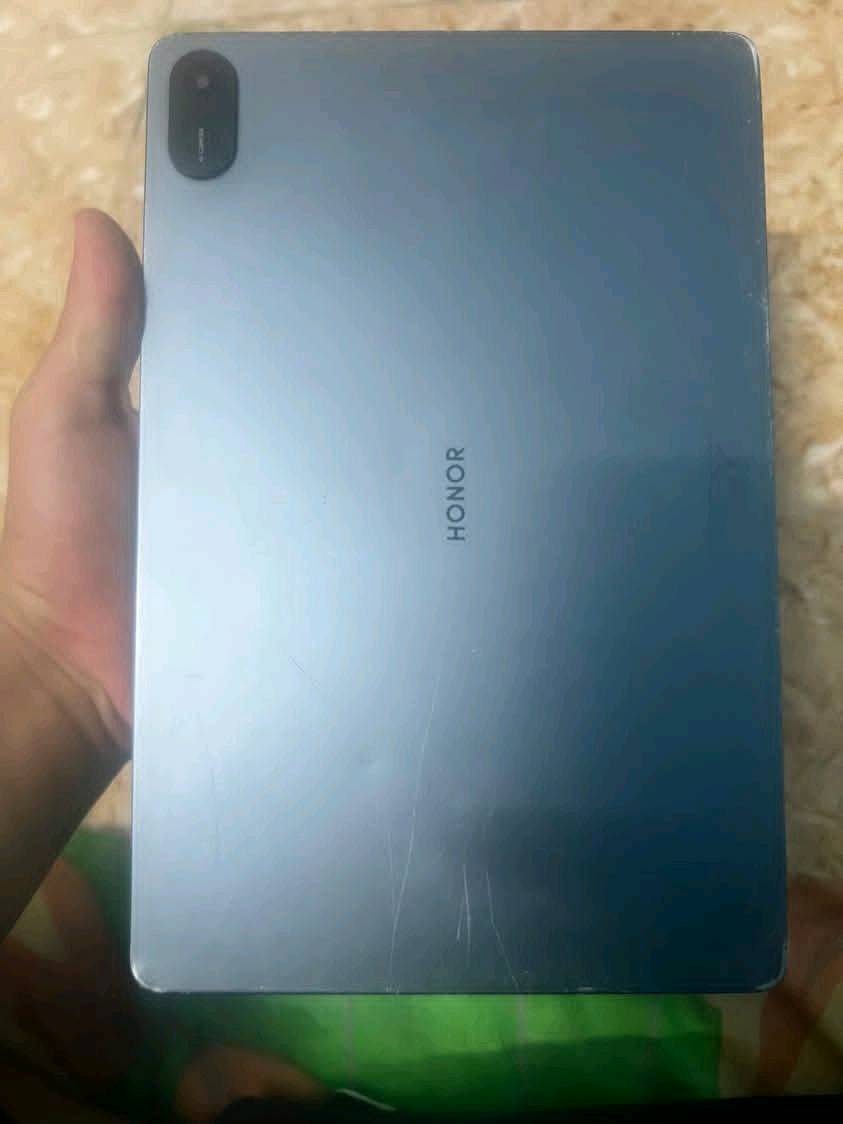 السلام عليكم ورحمة الله وبركاته 
---
*للبيع: Honor Pad X8a مع كارتون 📦 

- 11 إنش 90Hz شاشة كبيرة
- 128GB / 4GB
- بطارية 8300mAh جبارة
- 4 سماعات ستيريو

الملحقات: الكارتون الأصلي فقط (بدون شاحنة)
الحالة: نظيف، خدش خفيف جداً بالظهر، الشاشة نظيفة 100%

*ملاحظة مهمة: ماكو توصيل، 

السعر: *175,000 دينار وبيه مجال بسيط*
تواصل خاص

--مكاني بابل اجبله