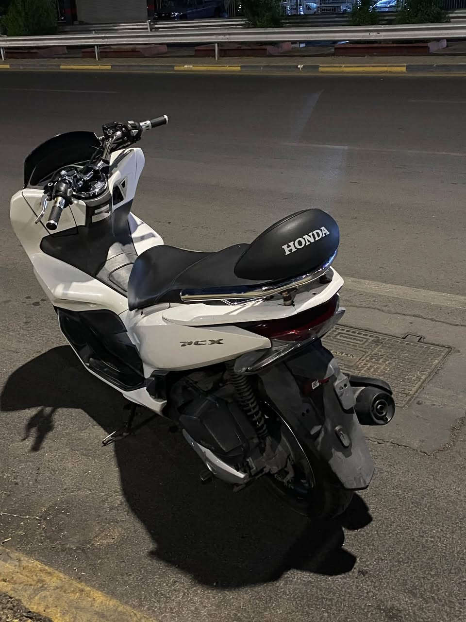 السلام وعليكم مكلف بالنشر  pcx الجيل الثالث وارد كوري بيها بس الماملغ طاك والقطعه موجوده يعني تصير الدراجة خير من الله ما ناقصها شي تراب مالتها وين متريد جيب وياك فيتر وتعال افحص وشغل واطلع ابيعلك من باب البيت مكاني بغداد الطوبچي رقم راعيها *********** الدراجة عارضها 1800 وبيها مجال ميقصر وياكم انشاء الله
