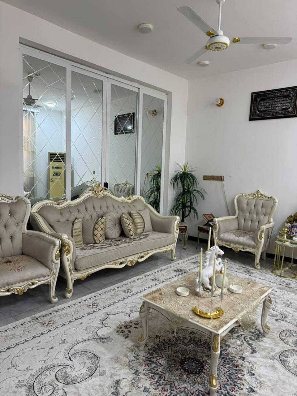 من يبحث علي الهدوء 
للبيع : دار طابو صرف طابقين موقع مميز!
الموقع : بابل حي البكرلي قرب نفق البكرلي 
الثقة أساس البيع و المعاينة خير دليل
​نقدم لكم فرصة سكنية استثنائية أرقى مكان في مركز الحله تصميم منفذ باحترافية عالية المواد مستخدمة من الدرجة الأولي البيت ينباع علي المكشوف والي جاد بالشراء يجب مهندس ويه حتى يعاين البناء ويتأكد من جودة التنفيذ 
تاريخ البناء : سنه 23
السعر : خاص
​المساحة البيت : (205)م  واجهة (12)نزال (17 ) 
جنس العقار : طابو صرف تحويل مباشر 
​الموقع:هادئ ومناسب وغني عن التعريف 
محتويات البيت:
طابق الأرضي : مرمر تركي درجه اولي كراج سياره حديقه ستقبال كبير  صاله غرفه   نوم مجمع حمامات مناور   مطبخ كبير حار وبارد علمن الكاونتر هديه ويه البيت مصمم بس الكاونتر سعره 8 مليون هديه للمشتري 🥰
طابق ثاني يحتوي علي 
ارضيه بورسلين درجه اولي ثلاث غرف نوم كبيره مجمع حمامات كبير بيتونه كبيره 
​الخدمات: كافة متوفرة بالكامل (ماء، كهرباء، خط مولده ذهبي مجاري صرف صحي شارع تبليط 
​وثائق القانونية: تحويل مباشر بسم المشتري 
نحن نضع خبرتنا في خدمتكم لتأمين السكن الأمثل.
​📞 للاستفسار والحجز، يرجى الاتصال أو المراسلة عبر الواتساب 
***********
​سارعوا بالحجز، فالفرص المميزة لا تنتظر!
