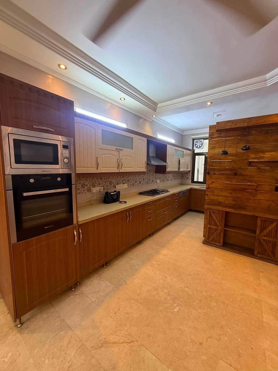 للايـجـار 🏠 الـكـرادة

عنوان العقار 📍 الكرادة قرب فلكة المسرح الوطني

🔶 المساحة  270  مـتـر

يحتوي على كراج حديقة صالات عدد 2 وهول داخلي وغرف 

نوم عدد 6 ومجموعة صحيات ✔️

❗️علماً ان الدار مجهز بأجهزة التكييف واثاث مطبخ ❗️

ــــــــــــــــــــــــــــــــــــــــــــــــــــــــــ
‎‏‎((شركة دار السلطان للعقار حيثٌ تَلتَقي الرُوٌية ,بلتَمَيٌز ))

#نــســتــقــبـل كافة العروض العقارية 

بيع - شراء - ايجار - ادارة امـلاك - مقاولات عامة

‏‎‏‎📊كل ماعليك الاتصال أو المراسلة على الصفحة *ʲᵒⁱⁿ ᵘˢ*

 حسن زوانة *********** - ***********

‏‎‏‎الفرع الاول /عرصات الهندية مجاور فندق بلوم 

‏‎‏‎ الفرع الثاني /الـسـيـديــة الضباط مقابل افران الرباط
