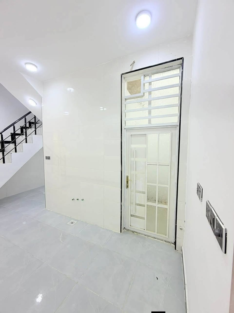 بيت 70 متر للبيع كامل مفتاح
غرفه نوم 1 صاله مطبخ استقبال صحيات 

مكانه 

حي ميسان شارع ٦٠ قرب سكله الكرعاوي 

السعر 

28 

لاستفسار ***********
اني مندوب مكلف بل نشر
