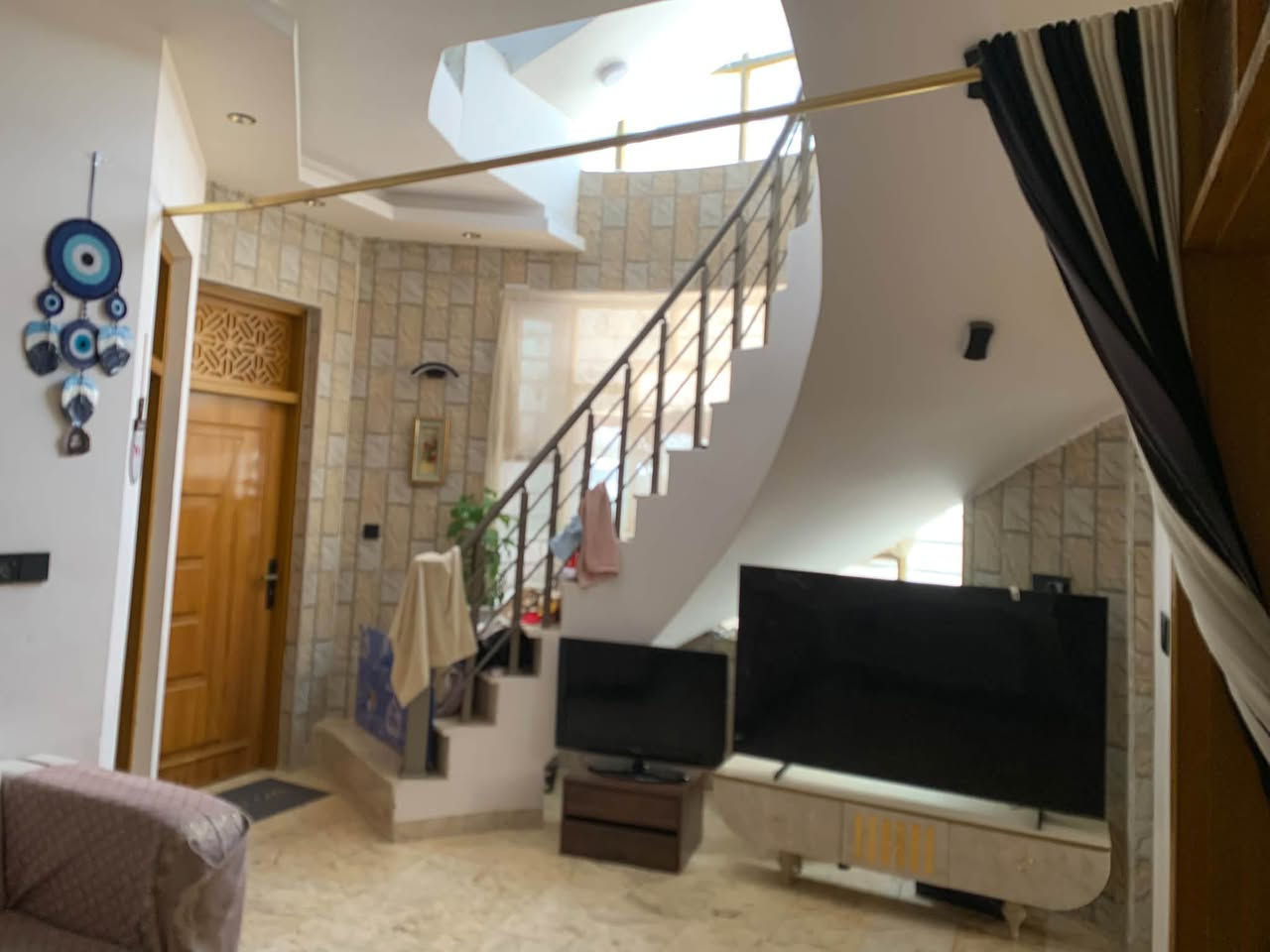 المســــاحة 100م  طابقين
📍 العنــــوان  الكوفة منطقة الجماعة قرب شارع عبد العال
يبعد عن مسجد الكوفة خمس دقائق
          بناء حديث. 25 الدار طابو زراعي
يحتوي الدار على ثلاثة غرف نوم +ثلاث دورات مياه
وأستقبال+ هول+ كلدور+ مطبخ
أساس و السقف صب مركزي
• بناء طابوق نهروان درجة اولى
• الأرضية مرمر من نوع الفاخر
• سعر الدار 88 معه المجال رقم الهاتف ***********
