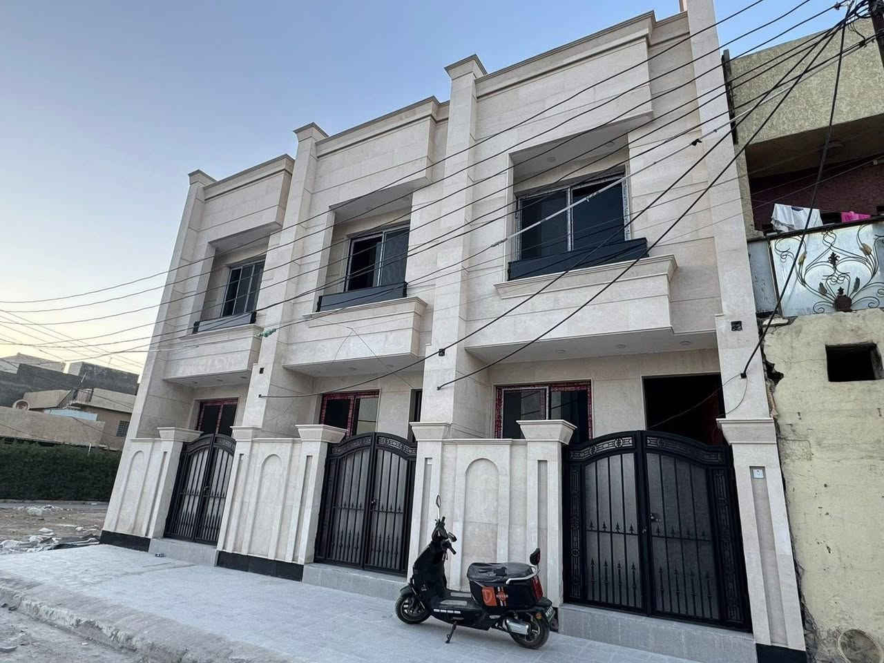 مشتملات  عدد ( 2 )50 متر للبيع 🏡🏡🏡
دارين 👍👍👍
 واجهه 4متر  
نزال 12.50متر 
بناء حديث درجه اولى 
يحتوي على صاله ومطبخ وحمام 
الطابق الثاني
غرفتين نوم.  حمام. عدد 2
طابق الثالث غرفه نوم وسطح 
العنوان :: ضباط الشهداء قرب جامع محمد رسول الله المجاور شارع المضخة التجاري  
للاستفسار ***********
السعر  البيت الواحد 150مليون
