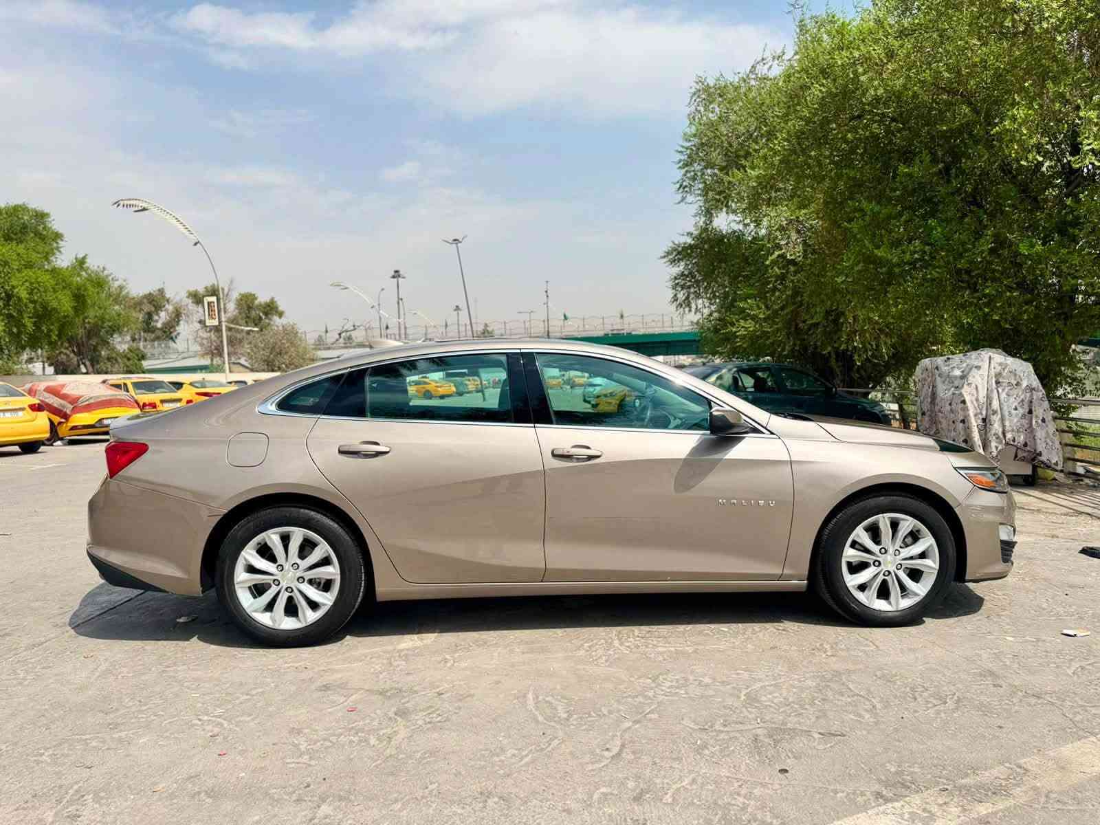 🫡السلام عليكم للبيع. 

🚗شوفر ليت ماليبو lt  
موديل  2024  
🚶ماشية فقط 31 km 
مكينه 1500 تيربو 

🔥حادثها خفيف كما موضح بلصوره البريد مصلح نفسه بيها ايرباك السياره رجع سستم  صور الحادث والسونار بالمنشور 

🔥فول مواصفات 
🔥ابواب بصمة 
🔥داته شو للتصادم مع منبه 
🔥تدفئة كشنات 💺
🔥شاشة كبيرة  🖥️+ كامرة 
🔥كرسي كهربائي 
🔥رادار امامي 
🔥سياقة داتية وتحديد مسار 
🔥تشغيل عن بعد 
🔥حساسات خلفية  
🔥داخل اسود.
🔥وباقي المواصفات المعروفه 🔥
📍المكان _بغداد _الكرخ 
الاتصال ☎️📞هـ***********
