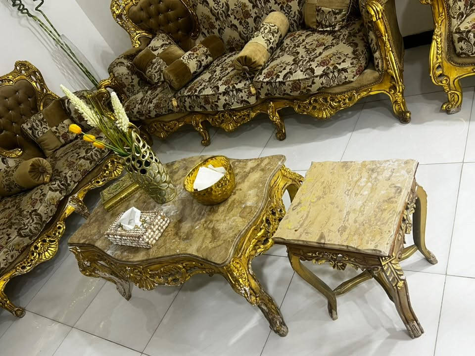 تخم ملكي 10 مقعد للبيع مع ميز وسط وطبلة السعر 650 الف التواصل على الواتساب ***********
