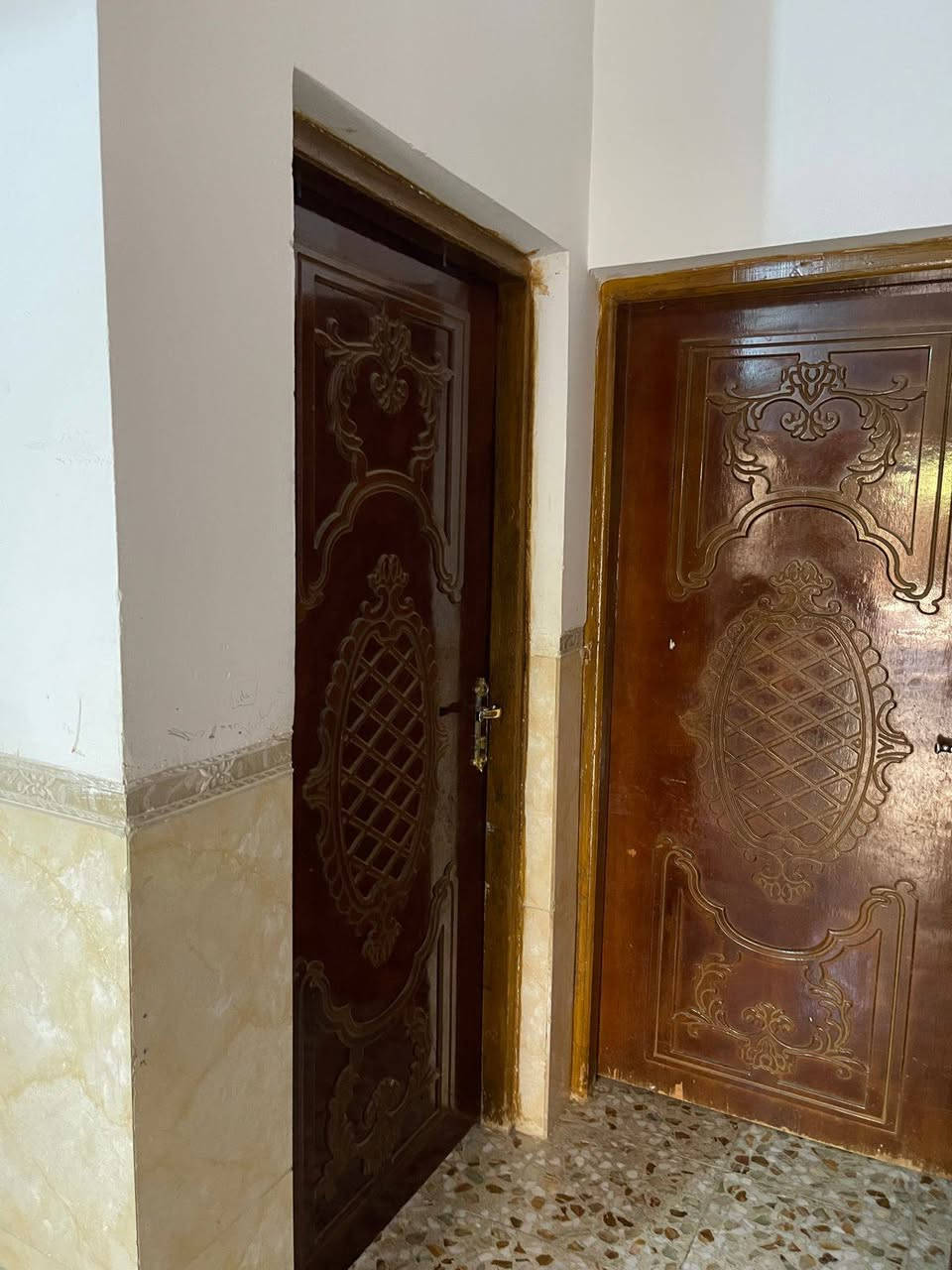 السلام عليكم بيت ٢٢٠ متر طابو زراعي سند ٢٥ يحتوي على ٢ غرف نوم واستقبال كبيره وهول ومطبخ ومجمع صحيات داخلي وخاوجي ومنور على ضهر البيت حي الجزائر خلف سكت القطار شارع ١٠ الاتصال على الرقم ***********
