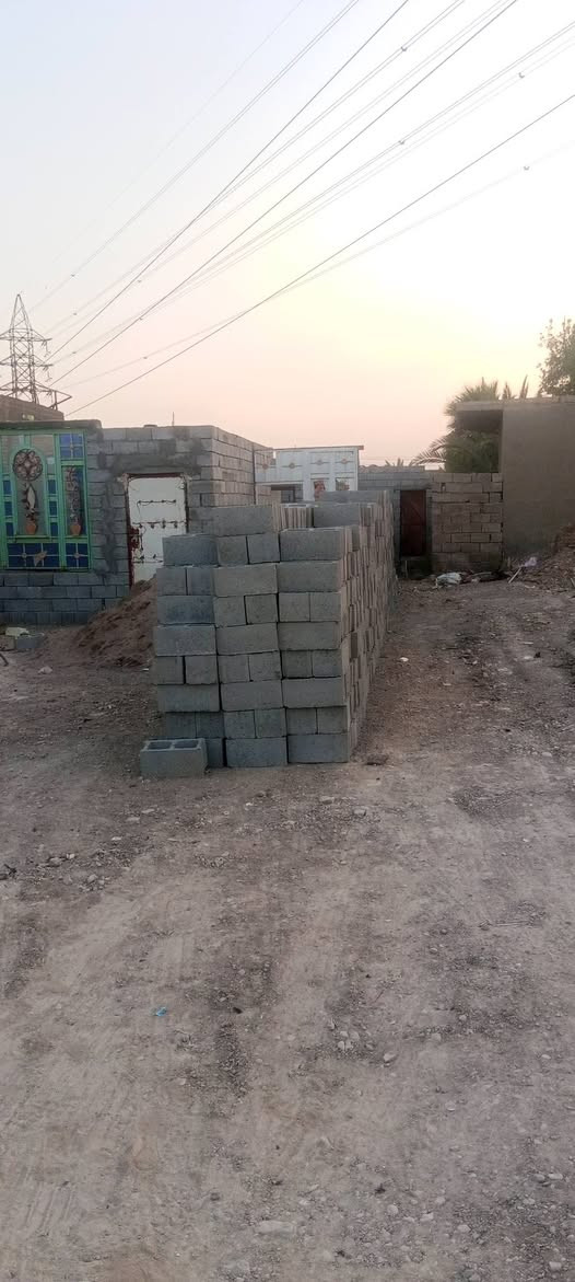 السلام عليكم هيكل للبيع بحي الجوادين شارع النفط مقابيل سيد السعار الهيكل يحتوي على ستقبال وصاله وغرفه نوم وصحيات مساحت الهيكل280 واجه 8ونزال 35 يبعد على الشارع الرئيسي 100 ومن ضمنه 1500 بلوكه مع رمل تك الاتصال على رقم ***********
