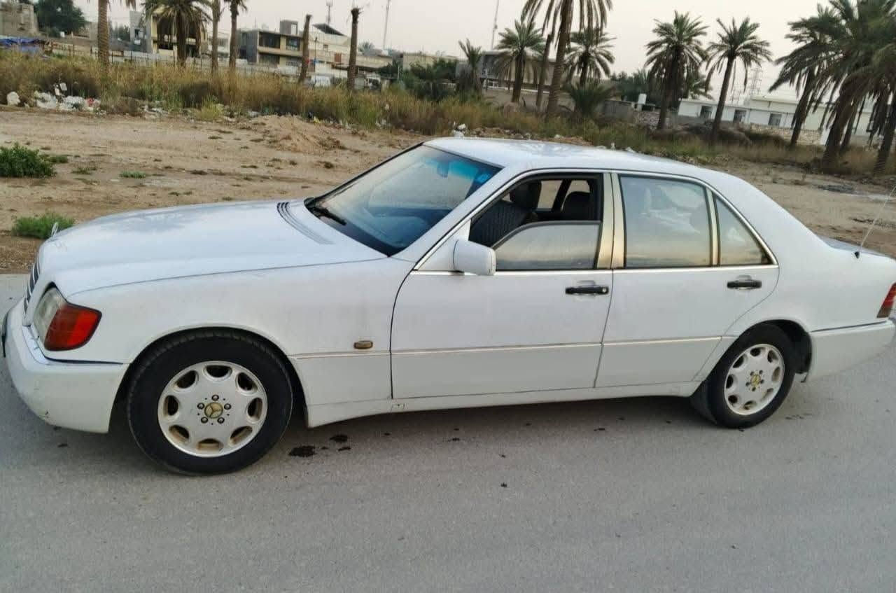 سياره جديده وبلاديه بدون صبغ ( بلاش بسعر بطه )
مارسدس شبح موديل 1992 
لون ابيض بلادي 
بدون صبغ ولا ضربه 
مكينه بلاديه 6 سلندر 
رقم انكليزي 
سنويه باسمي نافذه لل2029 
مكان السياره كربلاء المقدسه 
للاستفسار ***********
