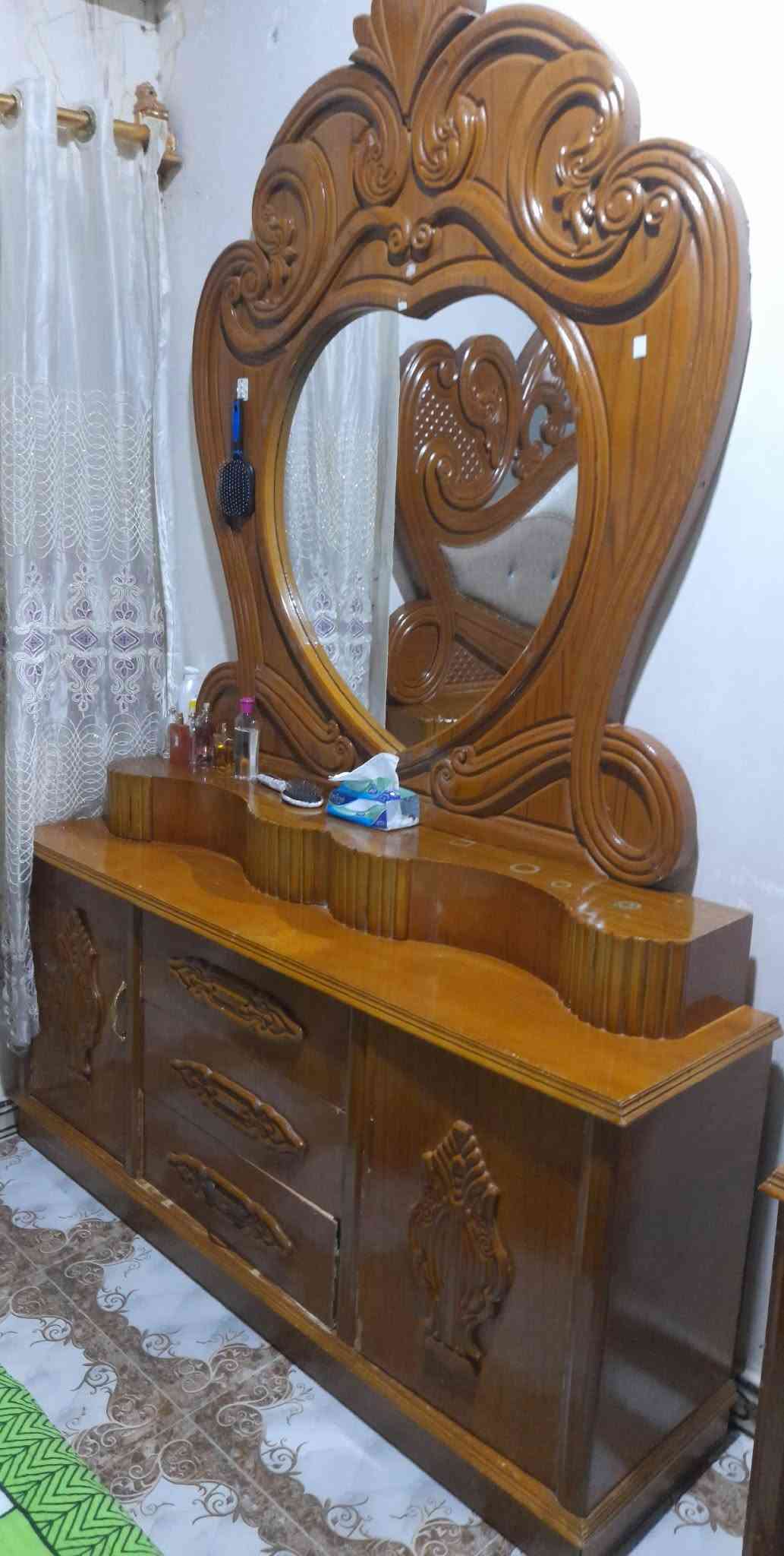 السلام عليكم
من رخصة الادمن
                         م/غراض للبيع
١.تخم قنفات شرقيه باله الخليج ٢٢ متر مستعمل 
نظافه ١٠٠/٩٠ للبيع السعر ب٩٠٠ الف وبيه مجال
٢.غرفه اخشاب عراقيه ٦ ابواب ٧ قطع نظافه ١٠٠/٩٥ للبيع السعر ب٩٠٠ الف وبيها مجال
نقال/ ***********/وات ساب بيه

