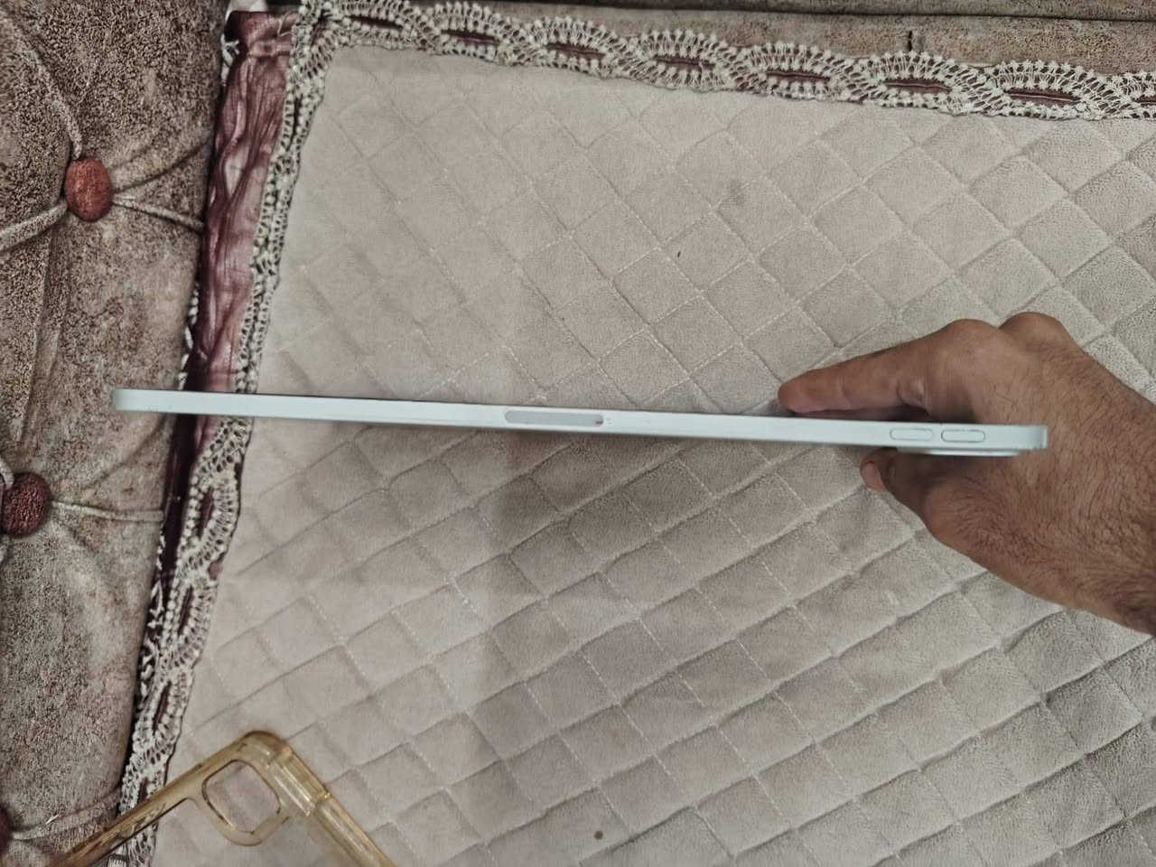 ايباد 11 برو m2  نضافة 75% ذاكرة 128 الاكلاسه بيها فطر بسيط موضح بالصور الباقي مكفول بطارية بال80 غراضة كاملة كارتون  وشاحنة السعر 650 مكاني كربلا الحر

نص مكتوب في الصور:
- ١٢:٣٠ ص الجمعة ١٨ أيلول بحث بحث تسهيلات الاستخدام الشاشة الرئيسية ومكتبة التطبيقات الكاميرا تعدد المهام والإيماءات خلفية الشاشة ذكاء Apple والإضاءة شاشة العرض والإضاءة قلم Apple مركز التحكم الإشعارات التركيز مدة استخدام الجهاز بصمة الوجه ورمز الدخول الخصوصية والأمن المحفظة Game Center مساحة تخزين iPad iPad التطبيقات البودكاست iPadOS بيانات النظام المستخدم: ٦٩,٩٤ غ.ب. من ١٢٨ غ.ب. ٦٩,٩٤ غ.ب. توصيات إزالة التطبيقات غير المستخدمة إزالة التطبيقات غير المستخدمة تلقائيا عندما تكون مساحة التخزين منخفضة. ستتبقى مستنداتك وبياناتك محفوظة. تم الحجم PUBG MOBILE آخر استخدام: أمس MLBB - مواجهة الأبطال آخر استخدام: ٢٠٢٣/٩/١٥ Facebook آخر استخدام: اليوم Inetaqram آخر استخدام: أمس واتساب آخر استخدام: ٢٠٢٣/٩/١٠ YouTube آخر استخدام: ٢٠٢٣/٩/١٠ Messenger آخر استخدام: أمس SHAREit آخر استخدام: ٢٠٢٣/٩/١٤ البودكاست آخر استخدام: ٢٠٢٣/٩/١٤ Anime Slayer آخر استخدام: أمس ٧٧,٥ م.ب. ٦١٣,٤ م.ب. ٣٧٩,٧ م.ب. ٣٦٩,٧ م.ب. ٤٤٩,٧ م.ب. ٥٢٣,٧ م.ب. ٦٥٢,١ م.ب. ١,٥ غ.ب. ٨٦ غ.ب. ٢٥,٣٦ غ.ب.