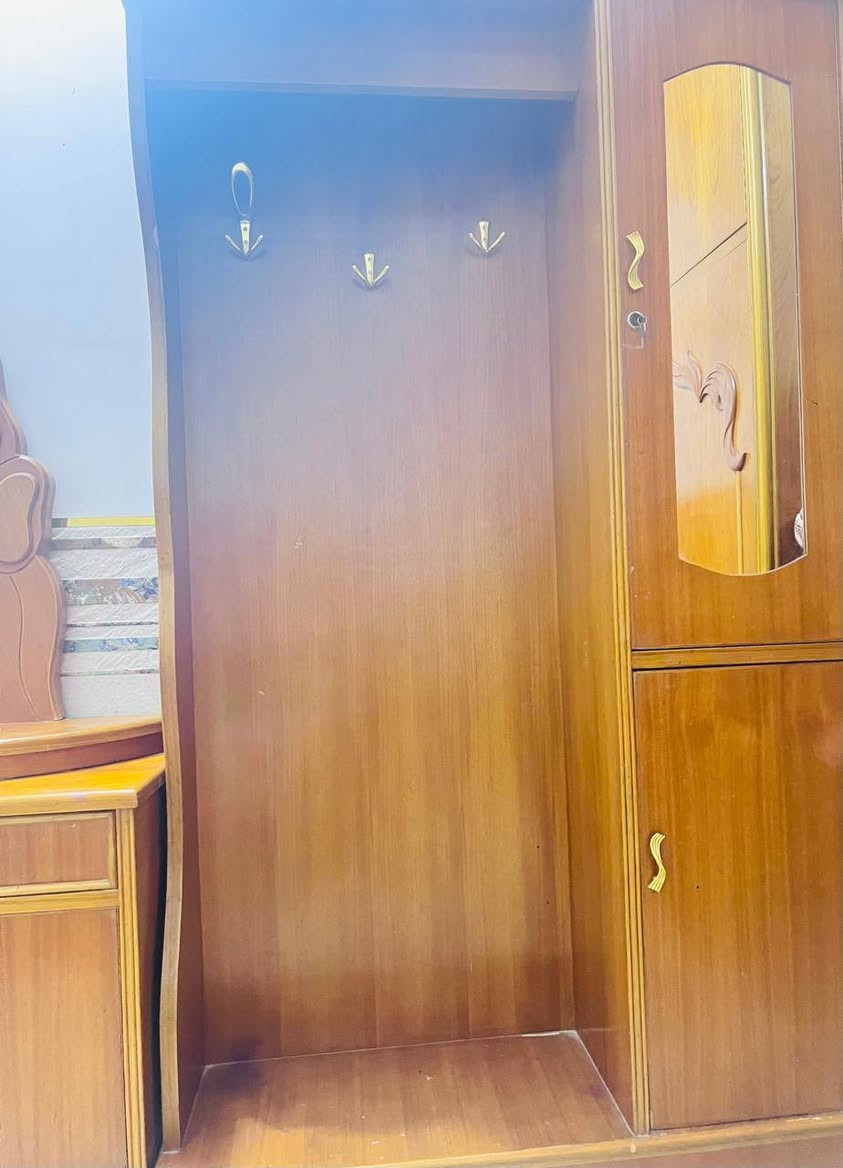 غرفه اخشاب للبيع السعر مليون وبيها مجال للتواصل فيس واتساب اتصال ***********
